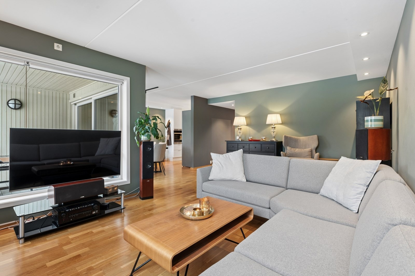 Alt lys inkl. spottere (utenom lampe over speil) er av led og kan dimmes og styres med app (sette opp senario etc.) Galleribilde