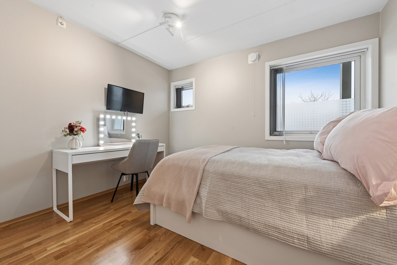 Rommet er stort nok til å innrede med en egen arbeids- eller sminkeplass, alternativt kommoder Galleribilde