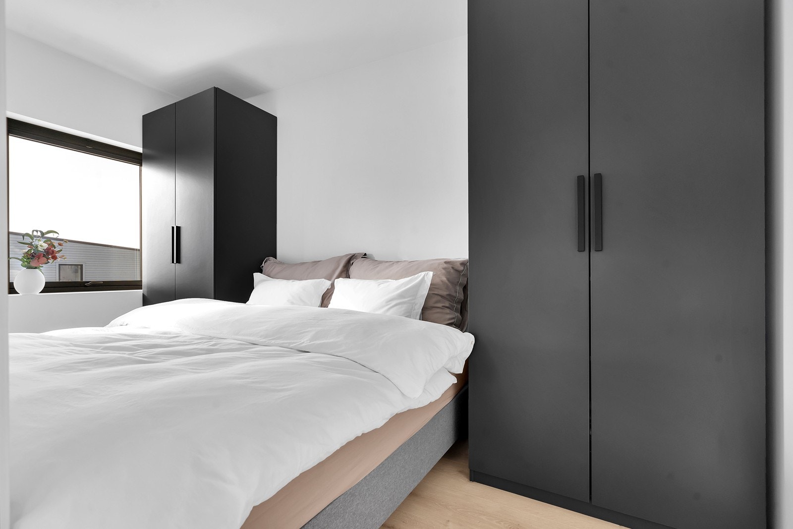 Lyst soverom med plass til dobbeltseng og garderobeløsning. Vinduet slipper inn godt med naturlig lys og bidrar til en luftig romfølelse. Galleribilde