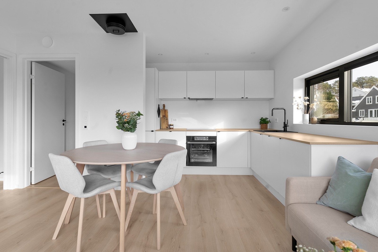 Praktisk og moderne kjøkken med god skap- og benkeplass. Galleribilde