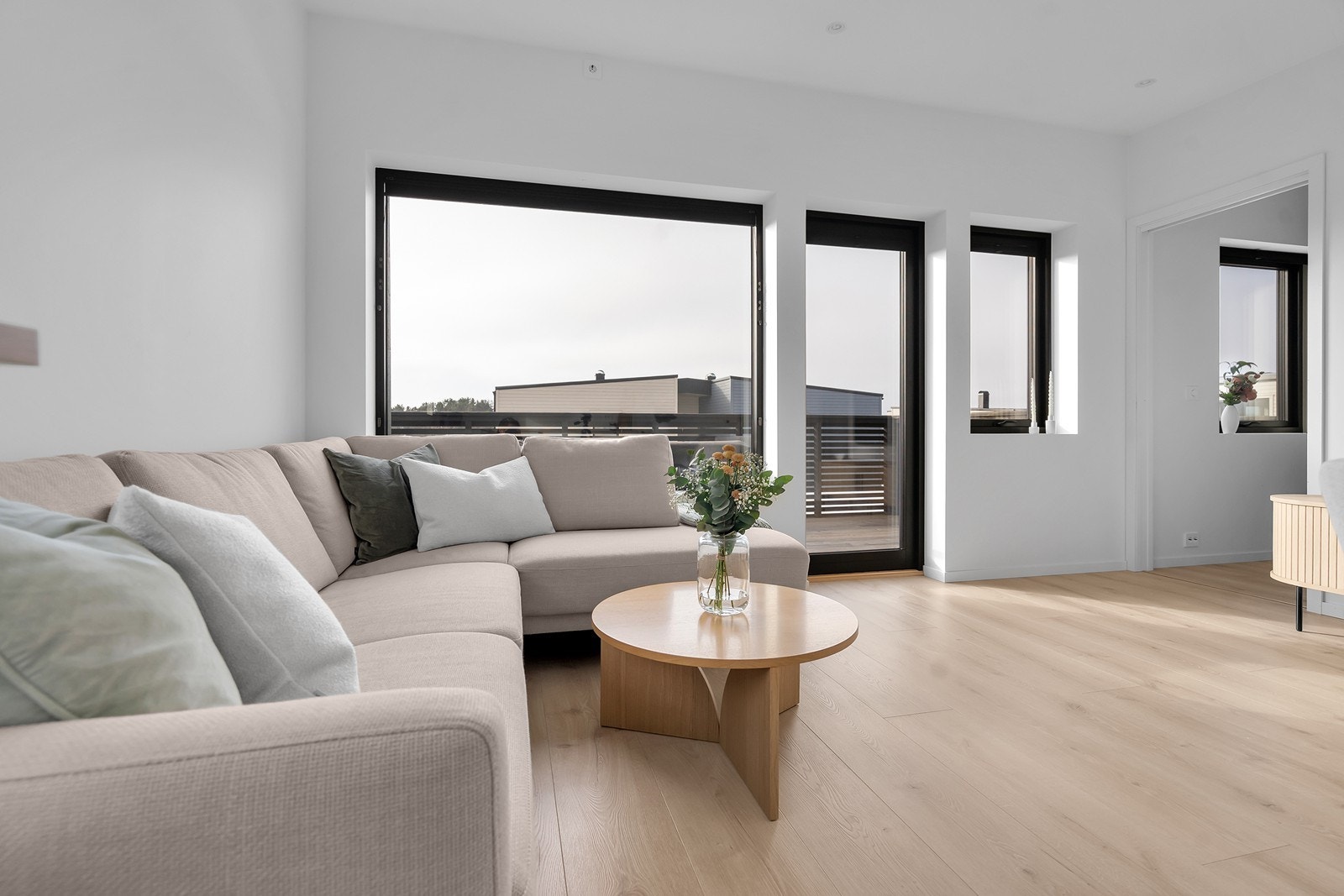 Fra stuen er det direkte utgang til en solrik balkong som gir en naturlig forlengelse av oppholdsrommet. Galleribilde