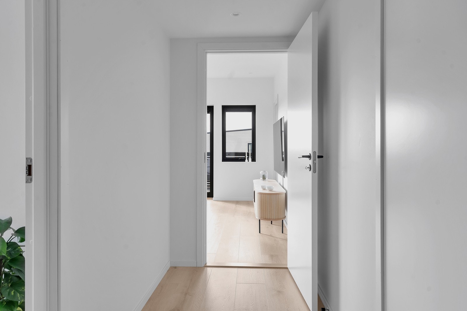 Fra gangen er det adkomst til soverom, bad og stue/kjøkken. Galleribilde