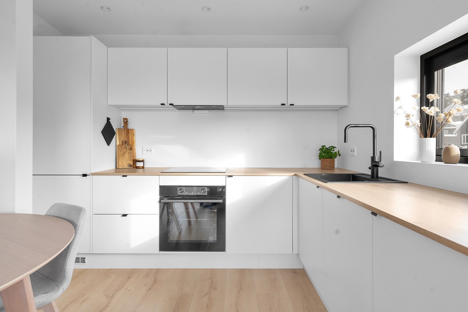 Kjøkkenet har et moderne uttrykk med gode arbeidsflater og oppbevaringsmuligheter. Innredningen er utstyrt med integrerte hvitevarer, herunder kjøleskap med fryser, stekeovn, platetopp og oppvaskmaskin. Galleribilde