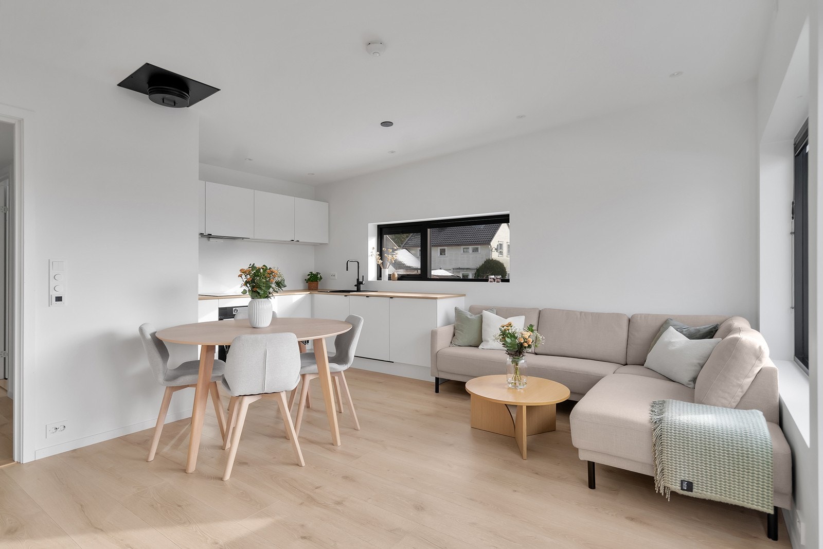 Stue og kjøkken ligger i en åpen og sosial løsning som gir en god romfølelse og fleksible møbleringsmuligheter. Galleribilde