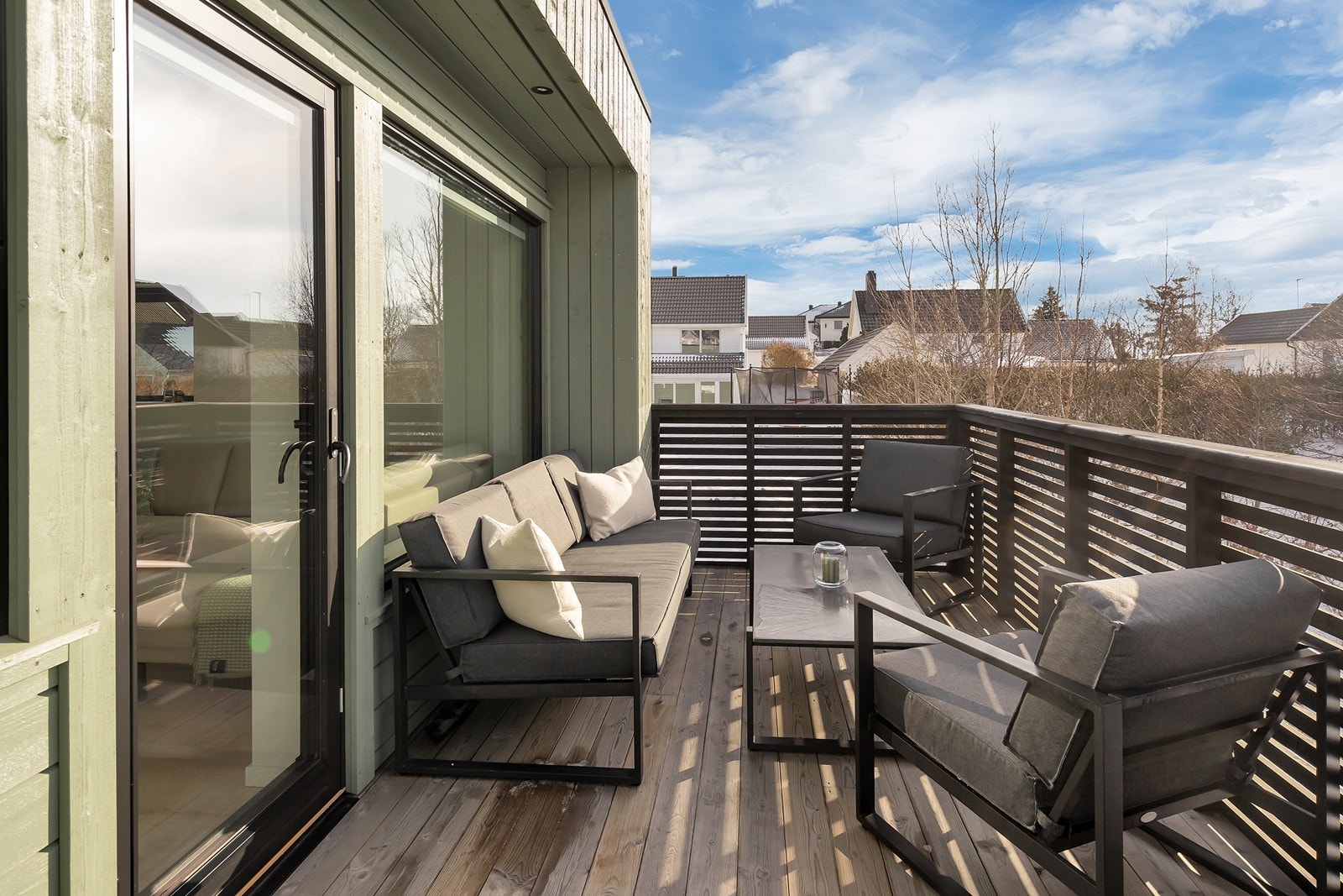 Solrik og hyggelig balkong med god plass til utemøblement. Balkongen ligger skjermet til. Galleribilde