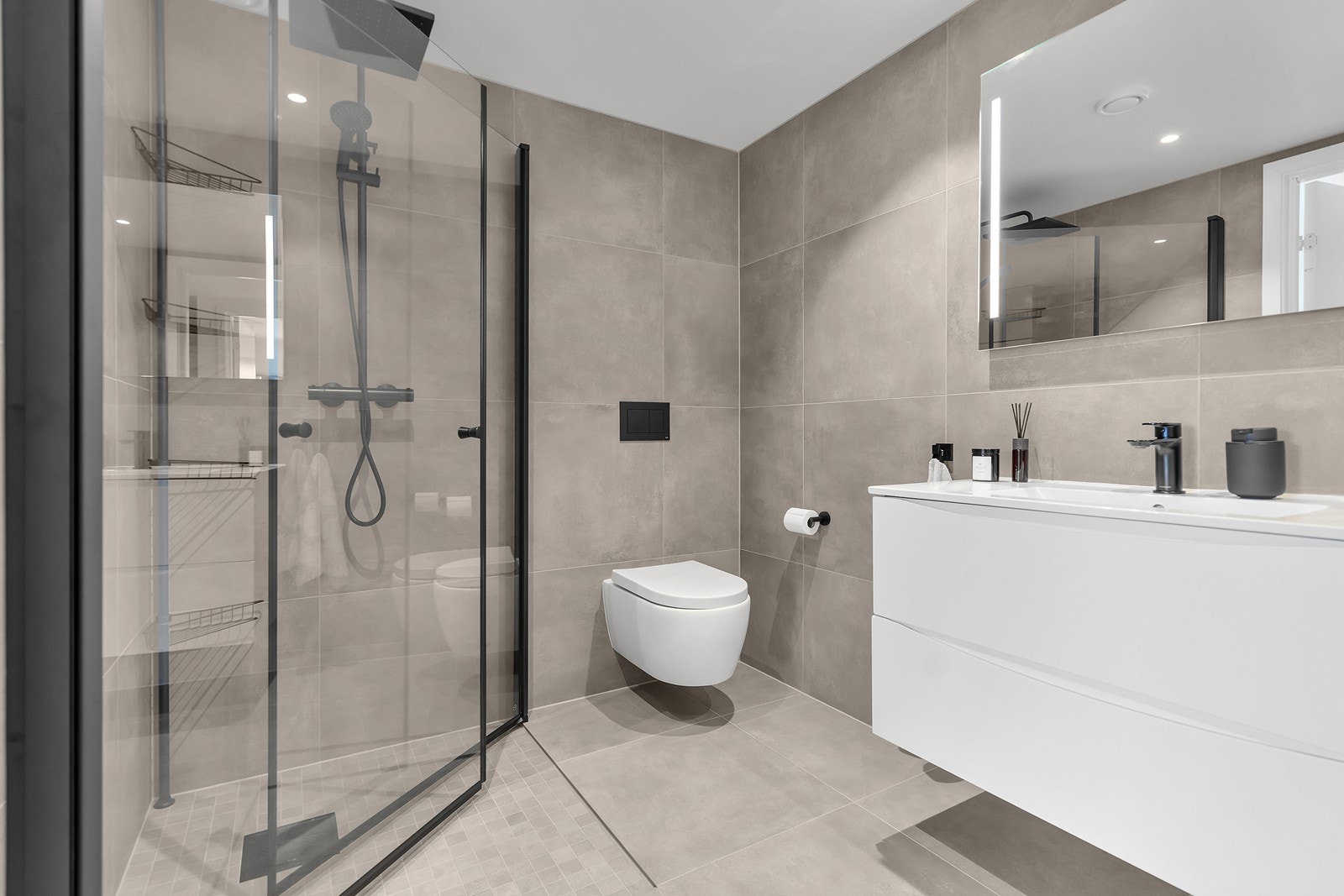 Dusjsonen er romslig og utstyrt med glassvegger som gir et stilrent uttrykk. Galleribilde