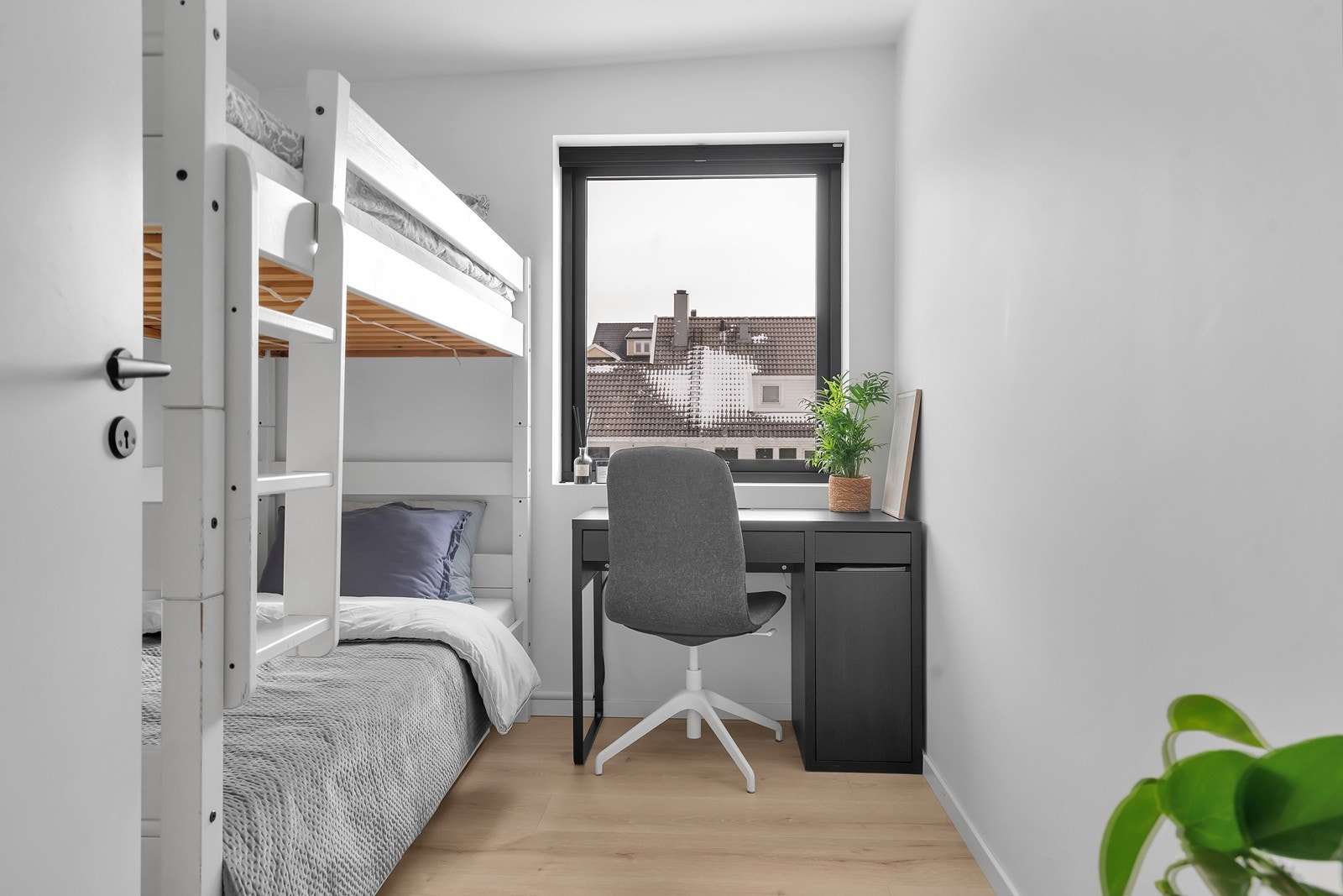 Soverom med plass til seng og annet møblement. Galleribilde