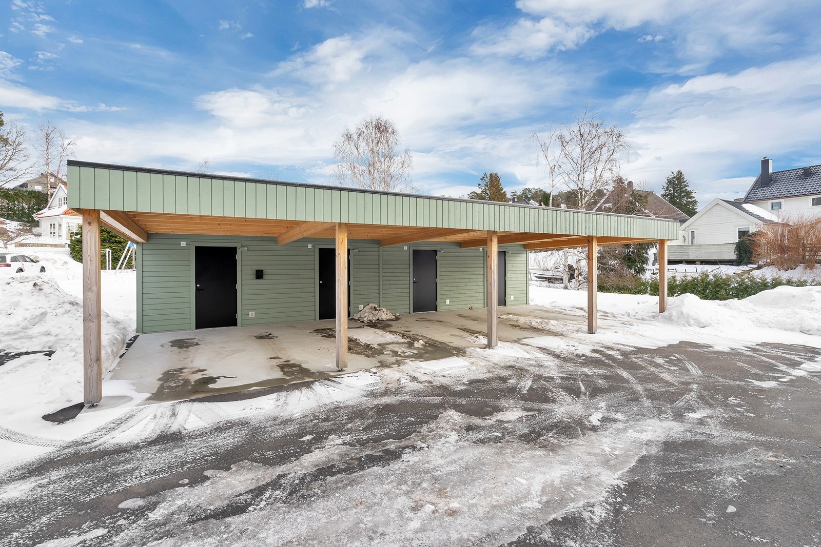 Tilhørende carport med elbillader og bod i bakkant. Galleribilde