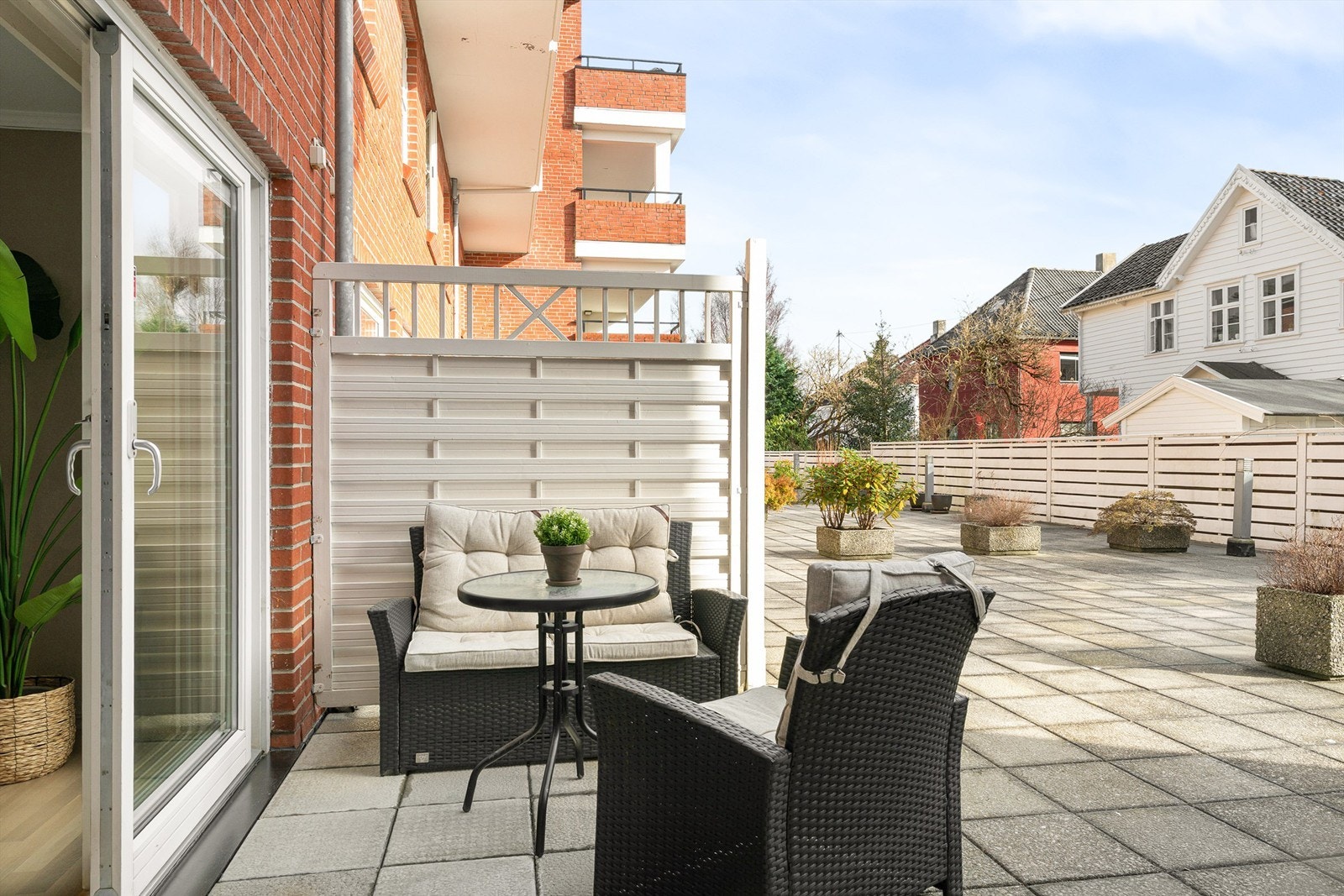 Adkomst til uteplass fra skyvedør i stuen Galleribilde