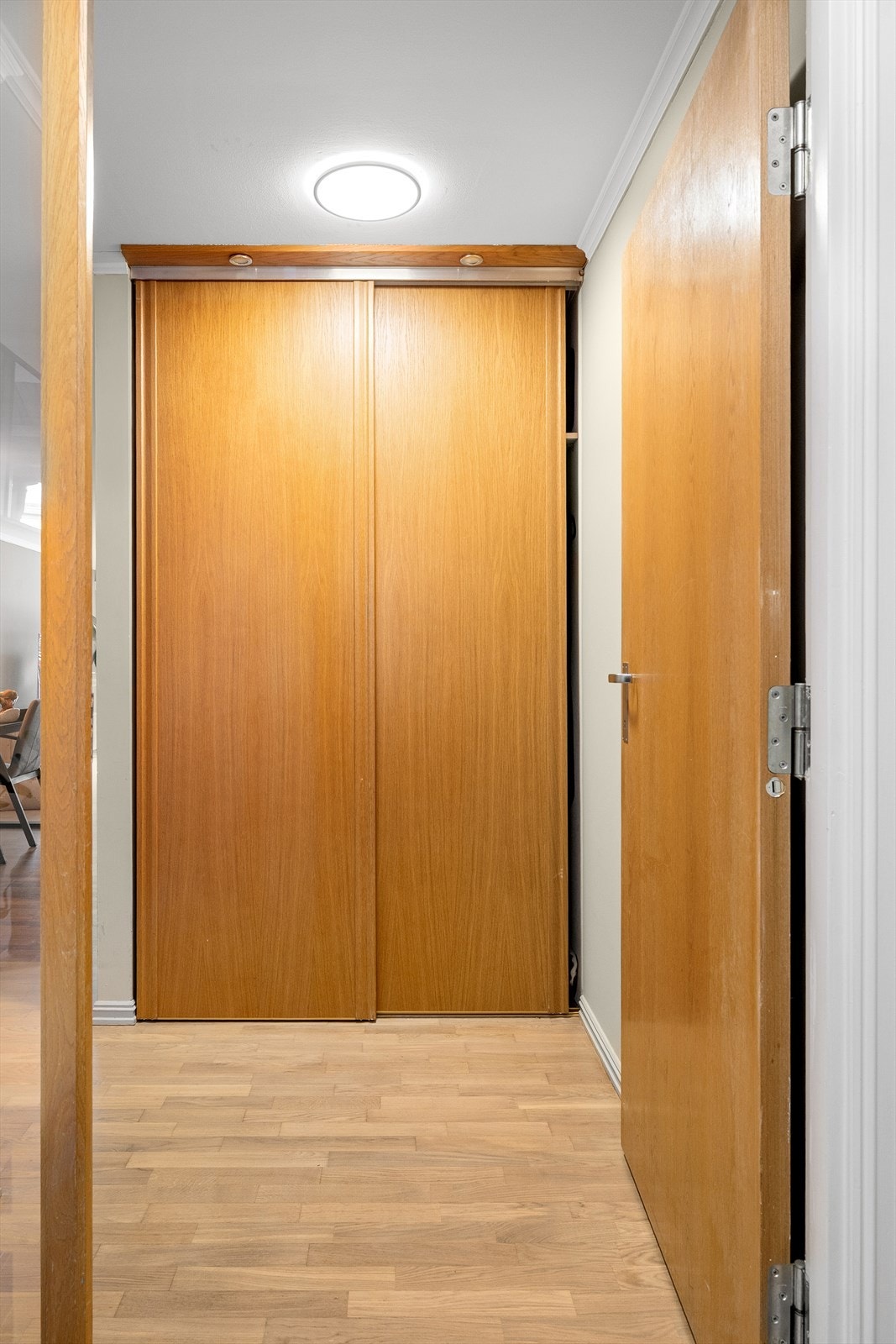 I gangen er det skyvedørsgarderobe med god plass til yttertøy Galleribilde