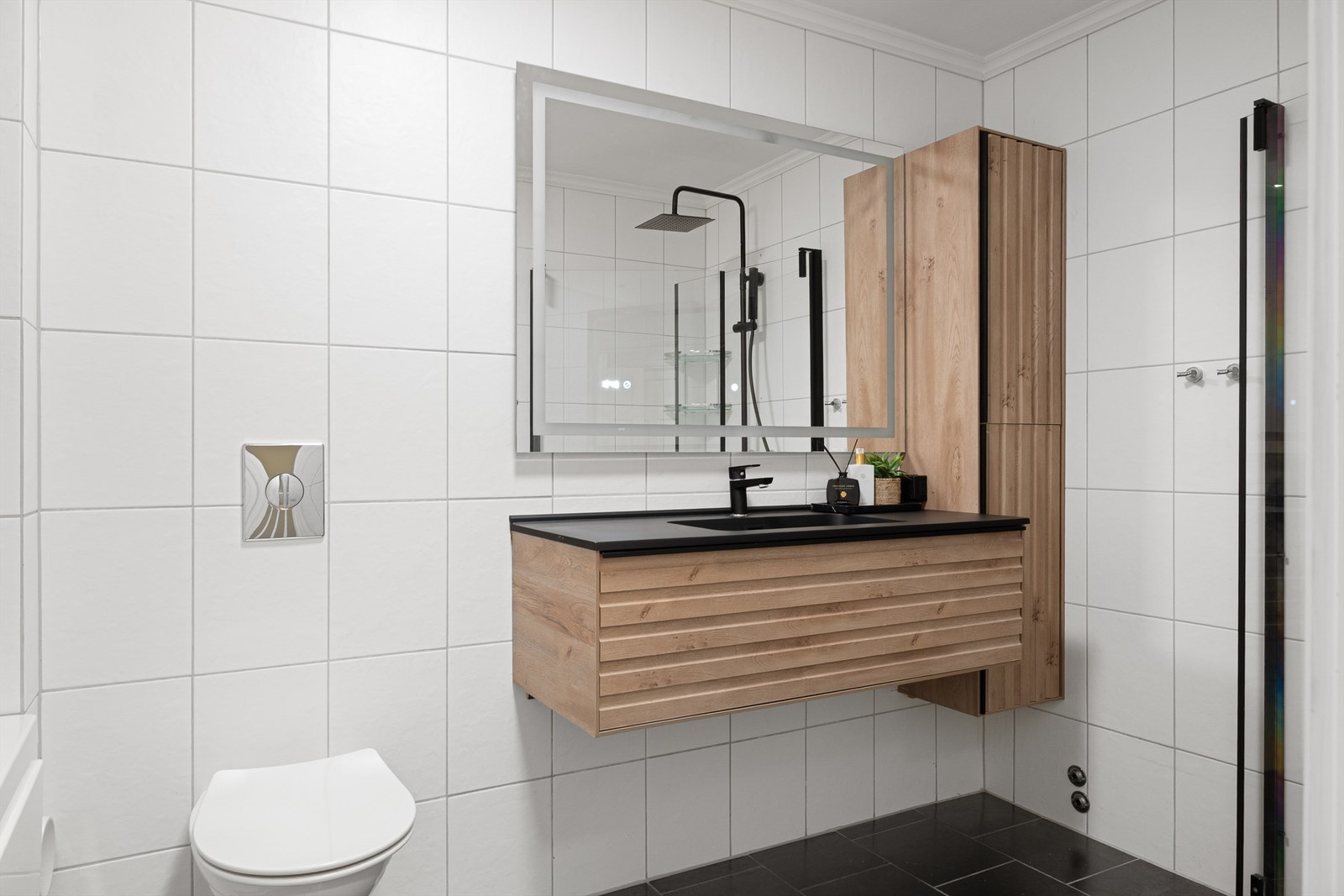 Badet er av god størrelse, og har rikelig med oppbevaringsplass Galleribilde