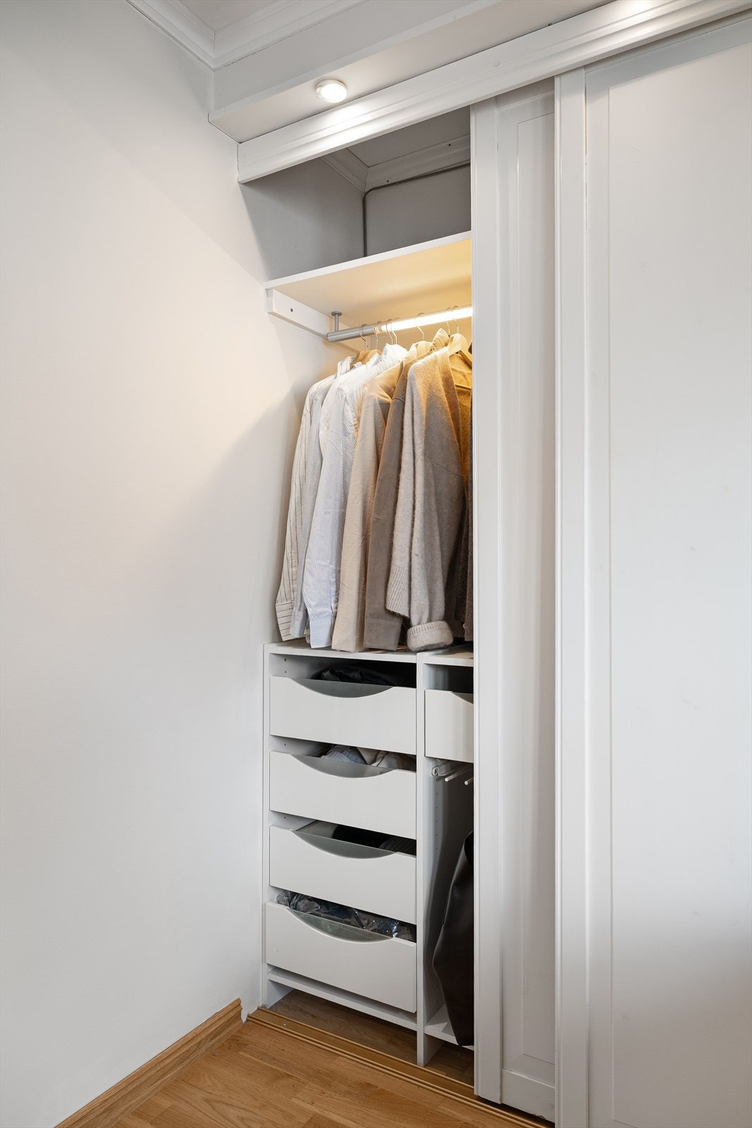 Garderoben har integrert belysning og smarte innredningsløsninger Galleribilde