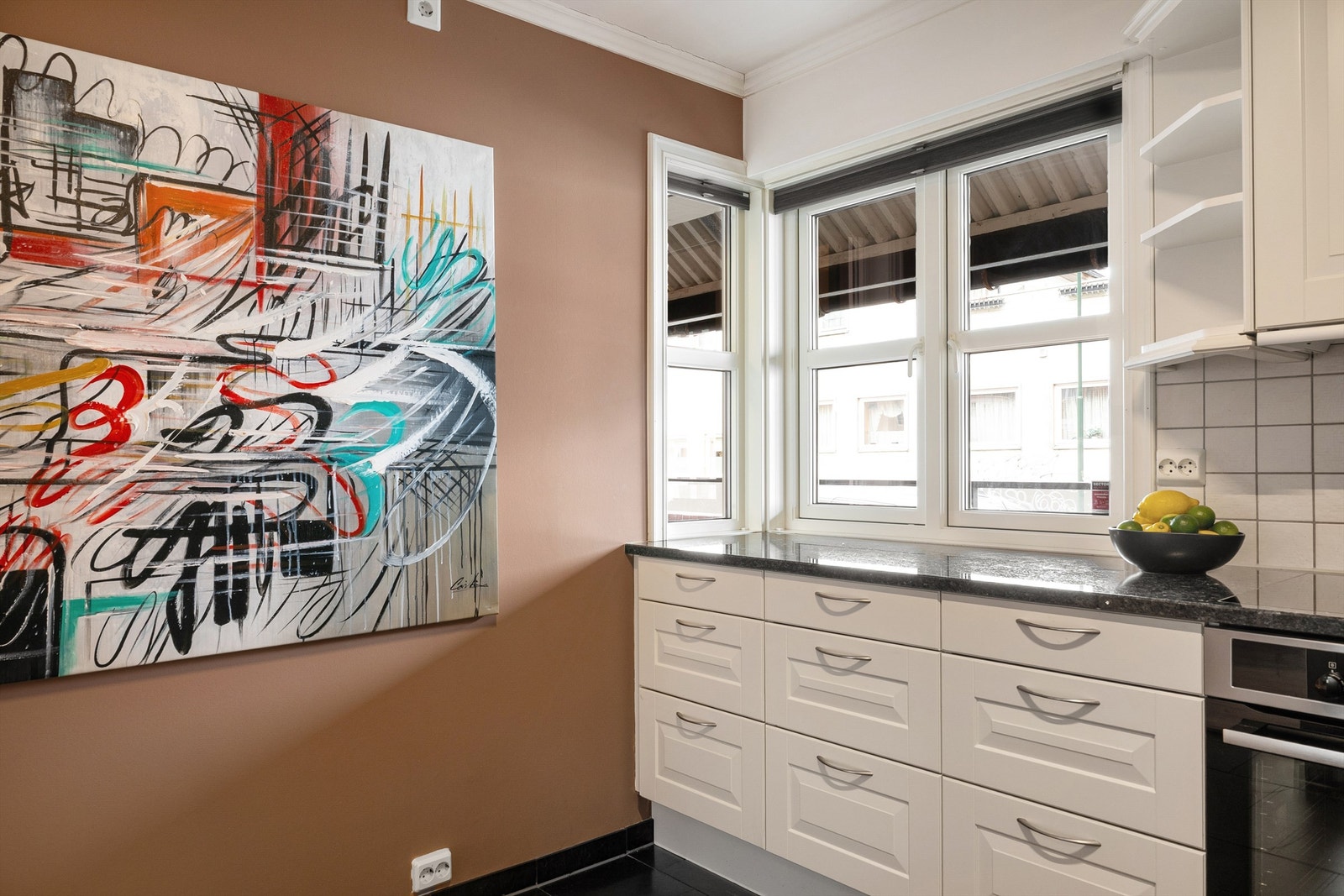 Vinduene slipper inn godt med dagslys på kjøkkenet Galleribilde