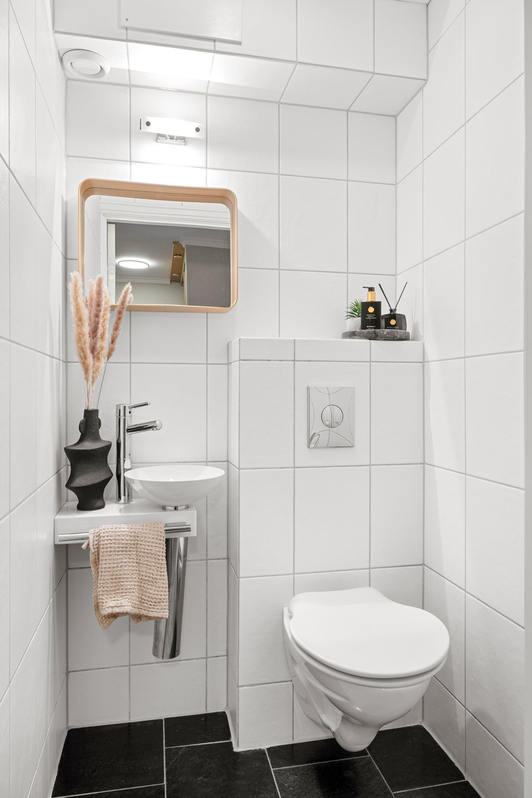 Praktisk gjestetoalett i 1. etg med vegghengt toalett og varme i gulvet Galleribilde