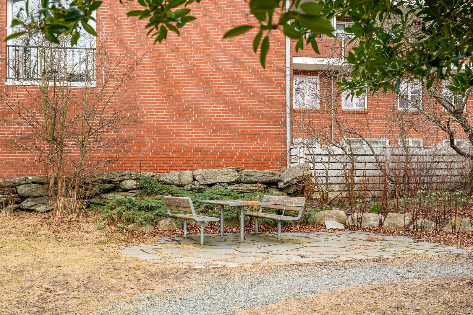 Dette er en koselig liten park, som er spesielt flott på sommerhalvåret. Kyviksmarka er kun 250 m fra leiligheten Galleribilde