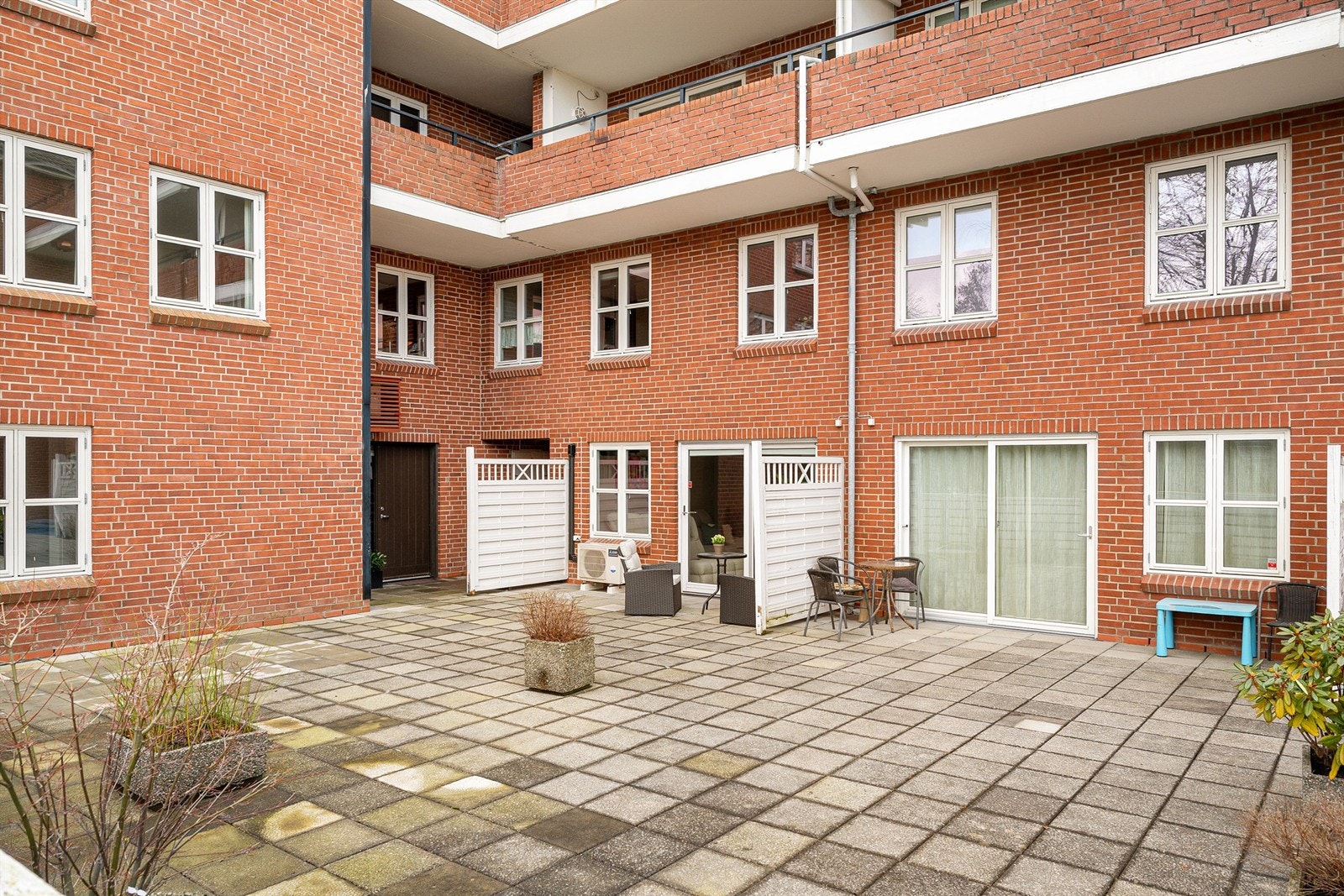 Leiligheten har tilgang til et skjermet atrium som er pent opparbeidet Galleribilde