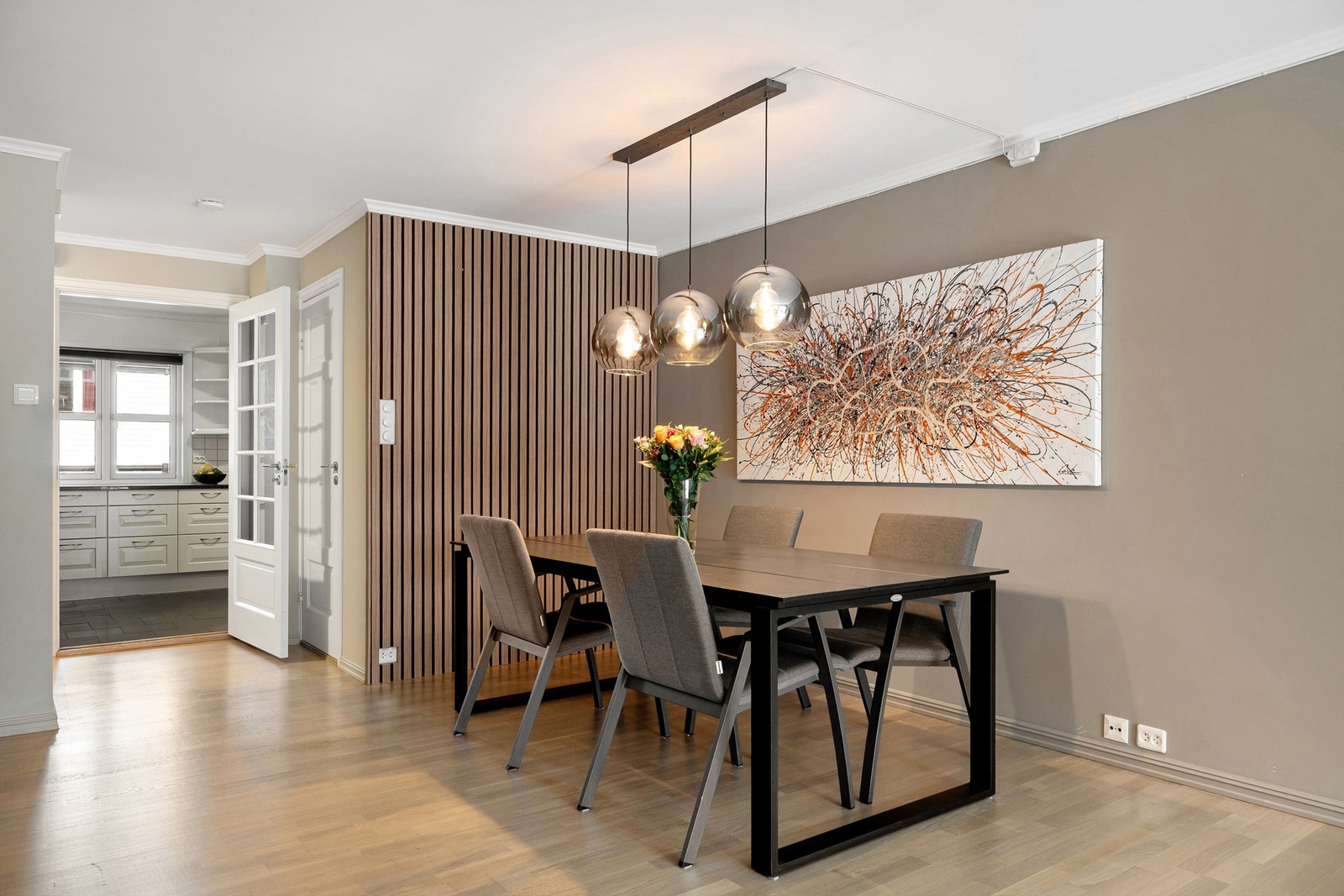 Leiligheten er gjennomgående og har store vindusflater som gir godt lysinnslipp Galleribilde