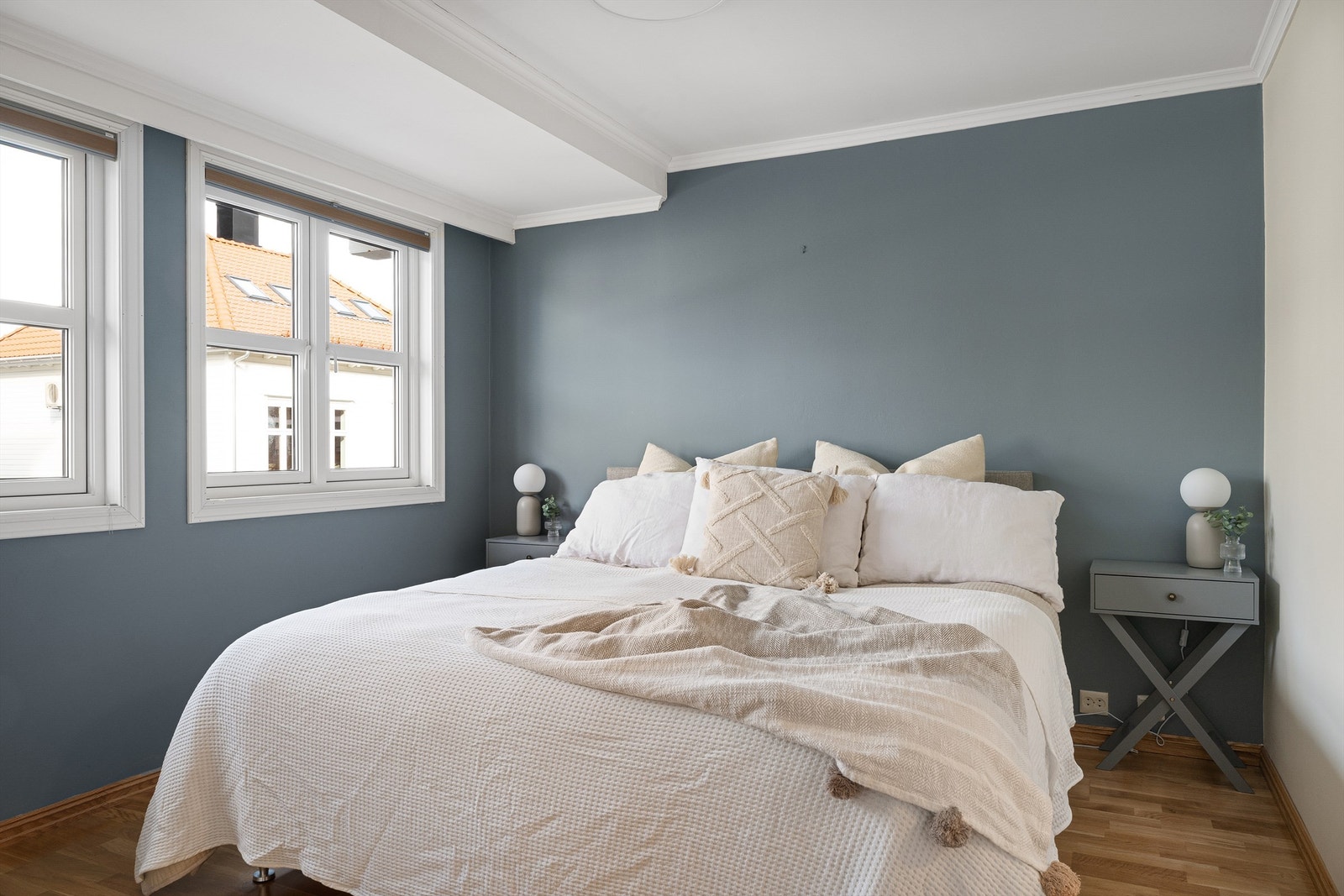 Det er 3 soverom i leiligheten, hvorav dette brukes som hovedsoverom Galleribilde