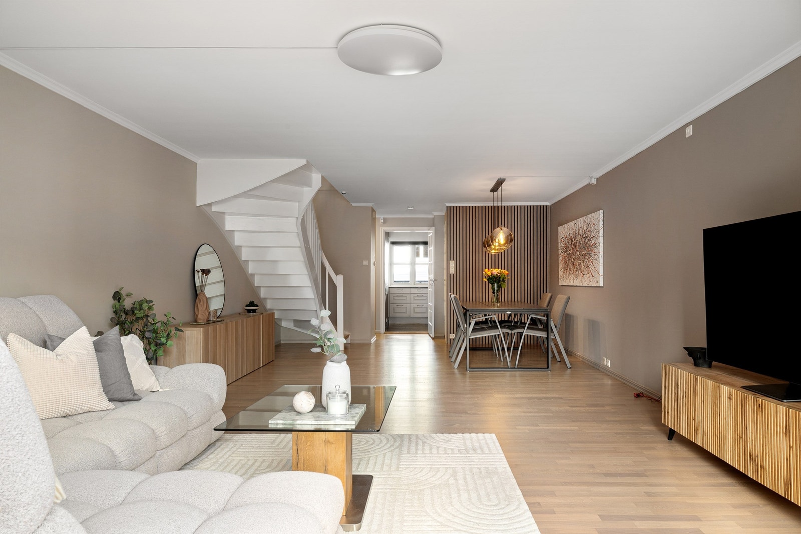 Veggoverflater er sparklet og malt i en behagelig beige farge Galleribilde