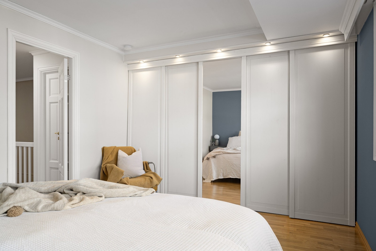 Skyvedørsgarderoben utnytter takhøyden godt for å maksimere lagringsplassen Galleribilde