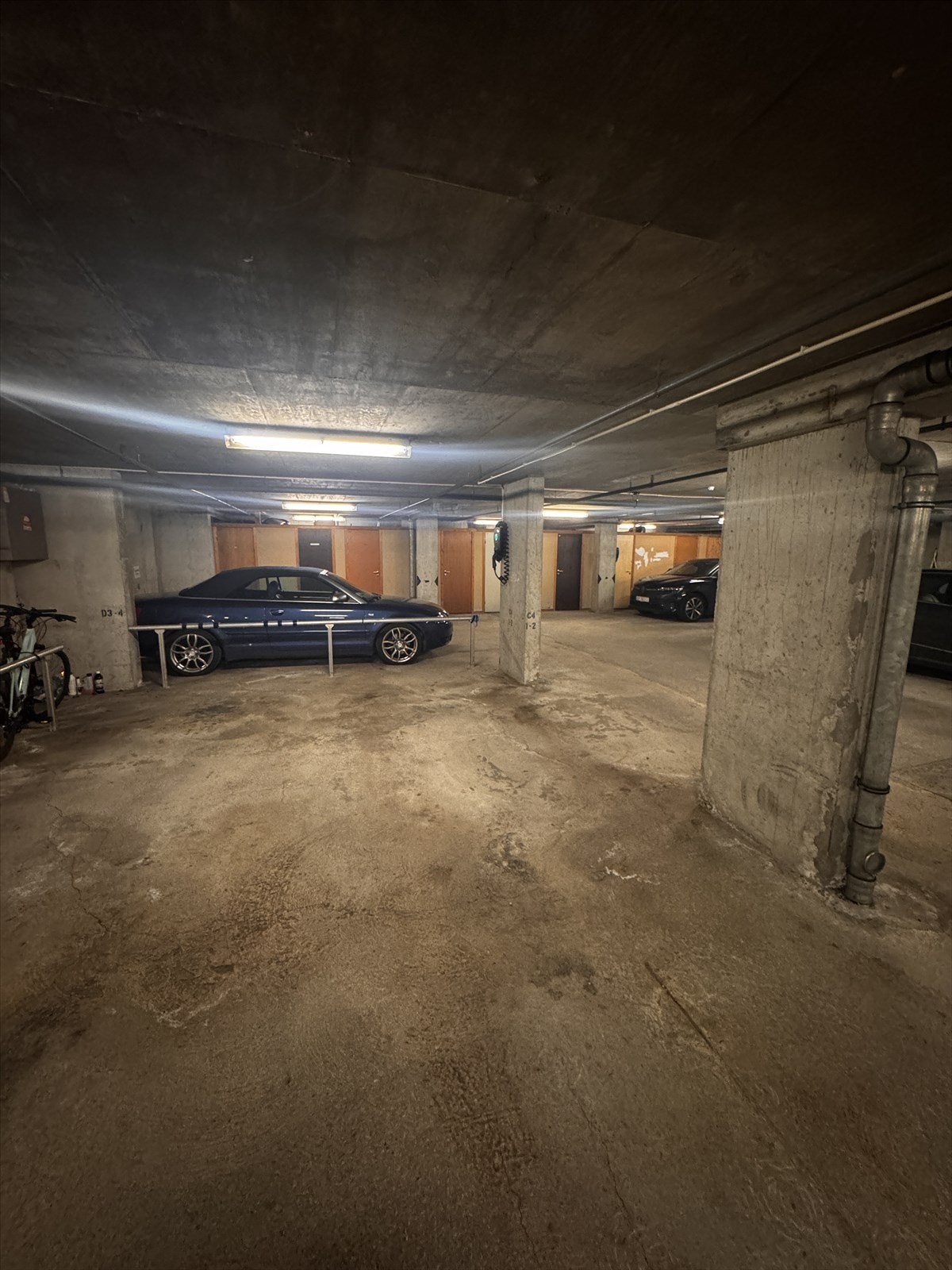 Fast plass i parkeringskjeller. Det er også en sportsbod tilhørende leiligheten (bilde fra selger) Galleribilde
