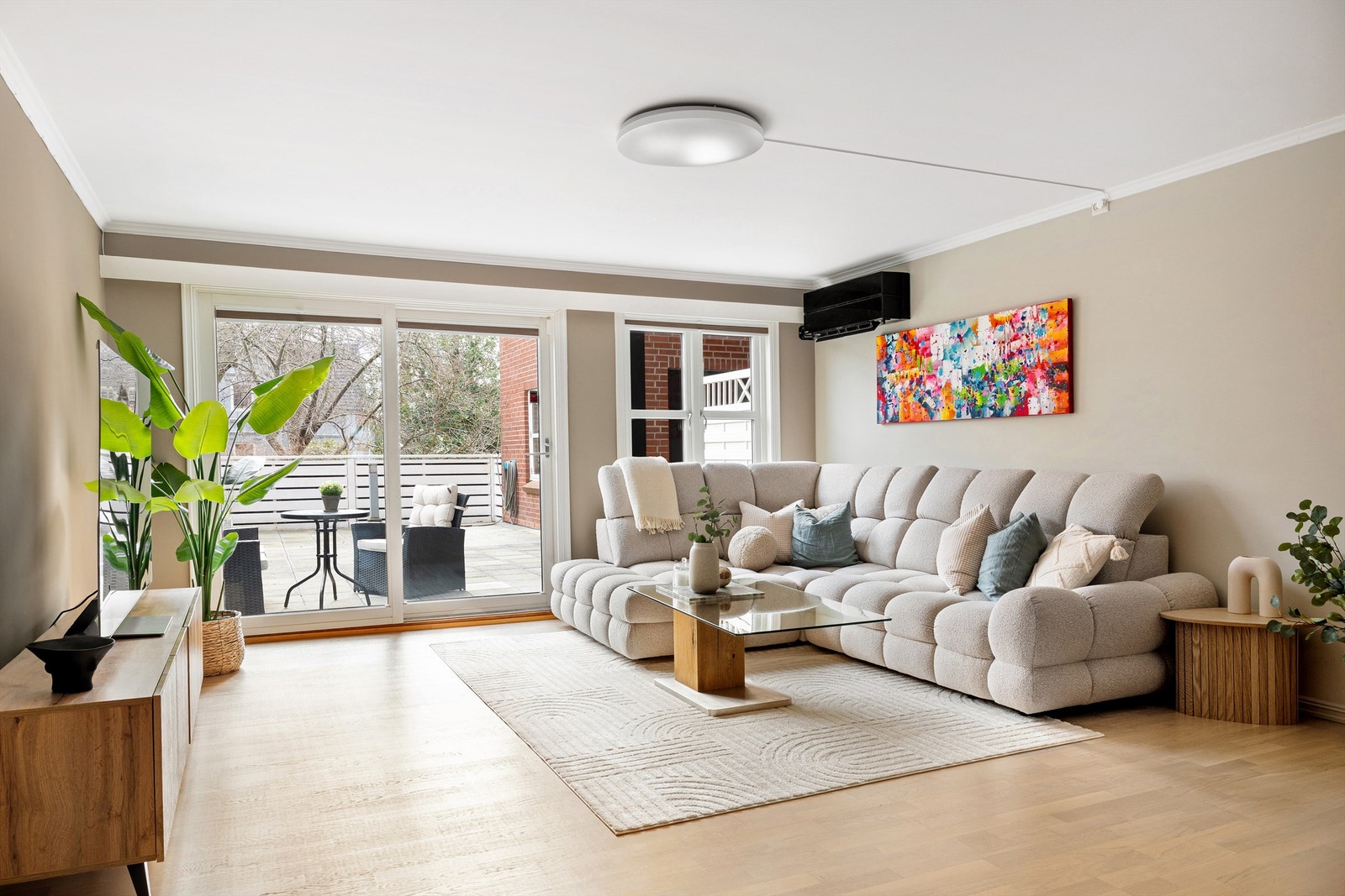 Amalie Barseth v/Krogsveen Eiendom ønsker velkommen til Storhaugveien 16E! Foto: Kristine Tofte Galleribilde