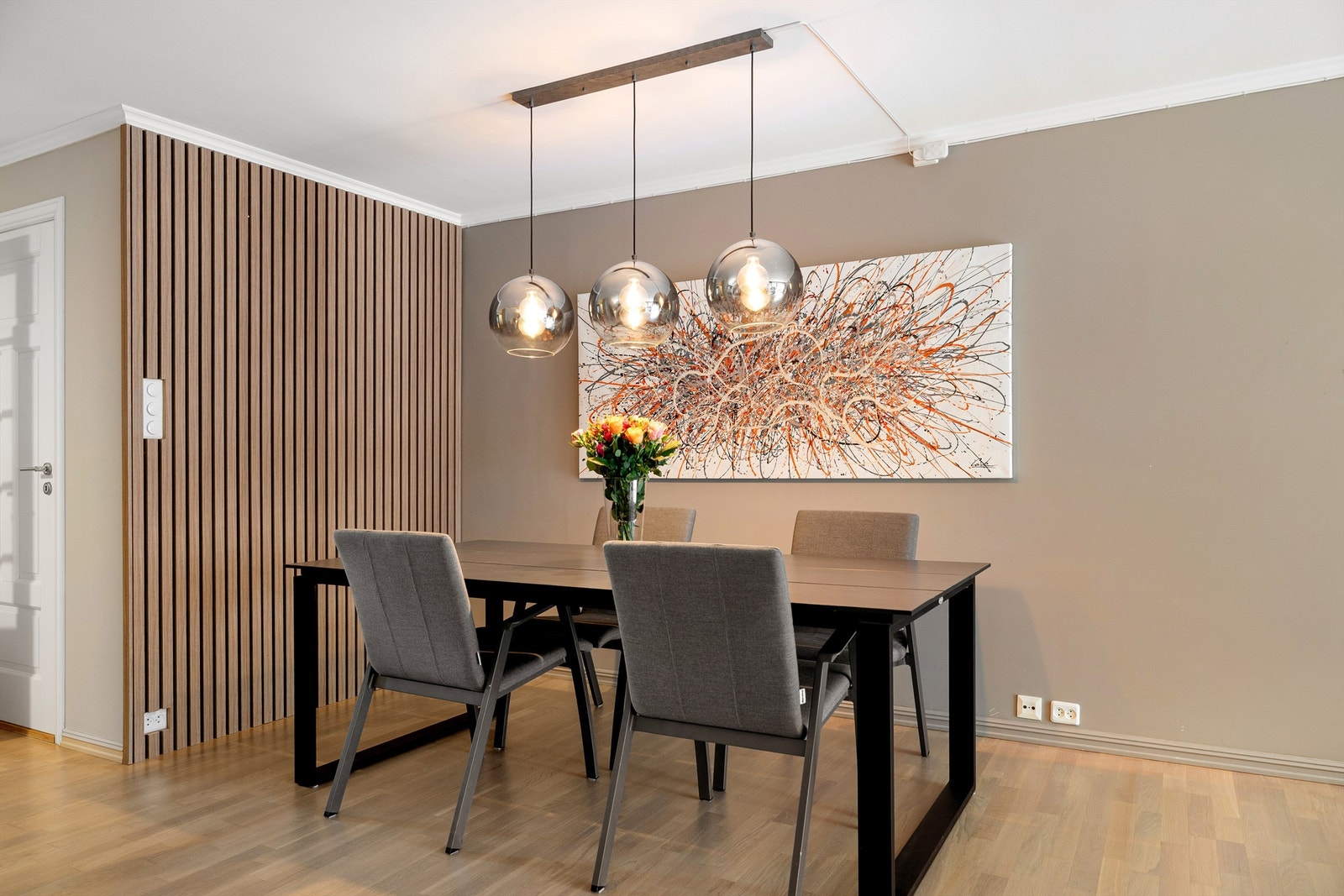 Stuen er svært romslig og har god plass til et stort spisebord Galleribilde