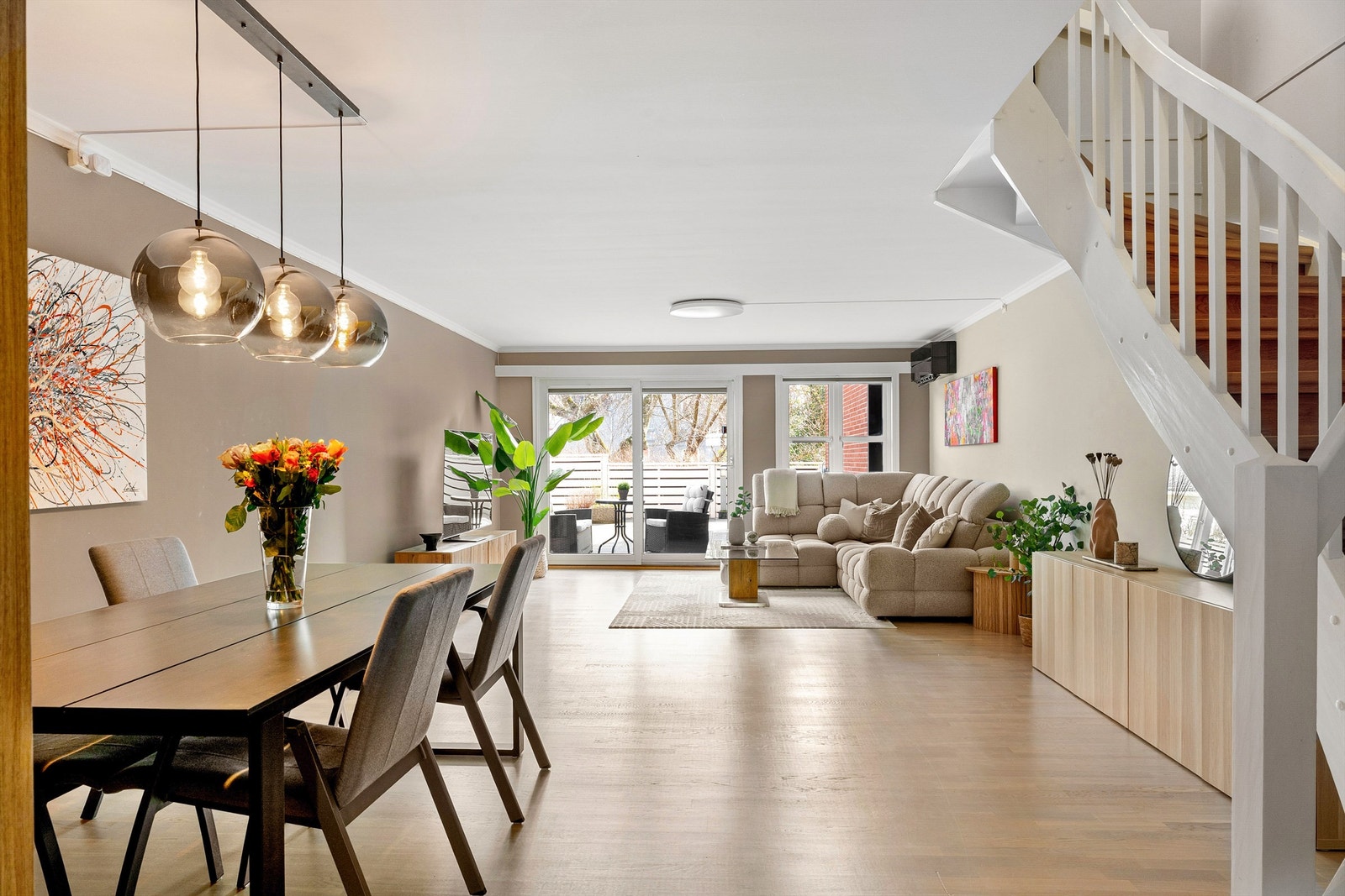 Sentral beliggenhet med kort gangavstand til sentrum. Det er barnehager, skoler og grøntarealer rett i nabolaget Galleribilde