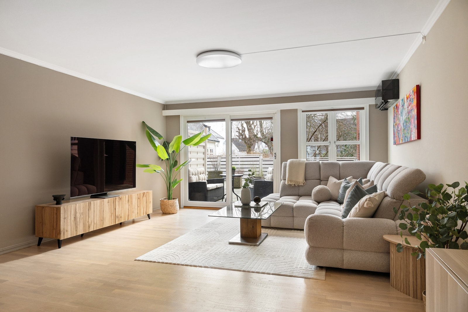 Mitsubishi varmepumpe fra 2023 og det er varmekabler i entré, kjøkken, bad og WC Galleribilde