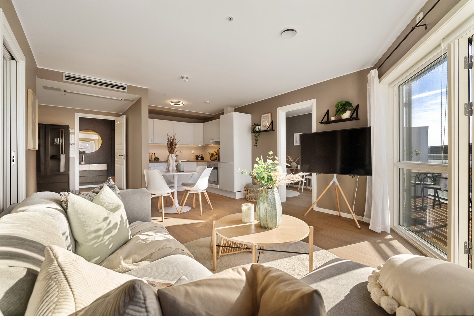 Åpen løsning mot stuen gir en sosial og luftig romfølelse Galleribilde