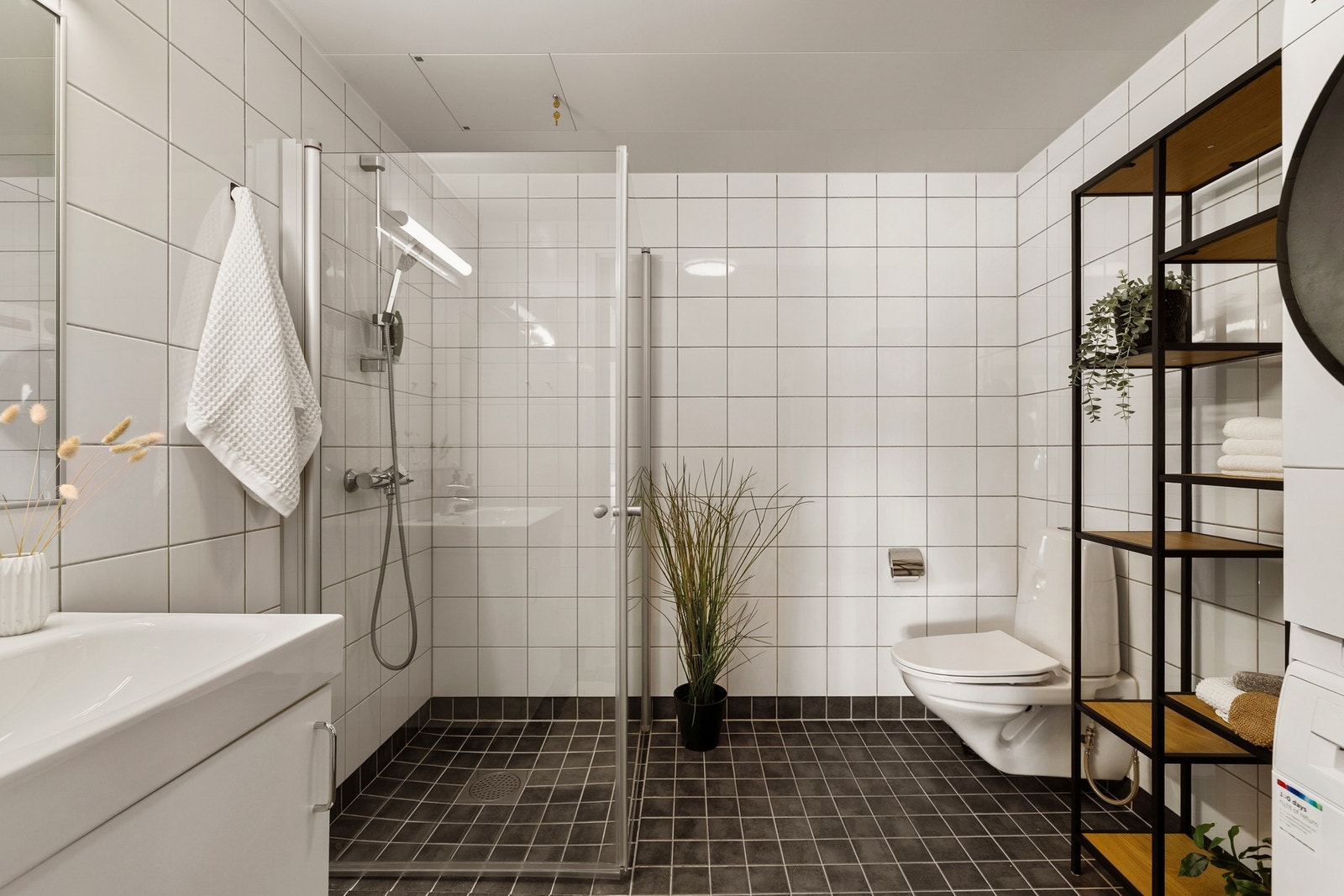 Badet har tidsriktige materialvalg og god belysning Galleribilde