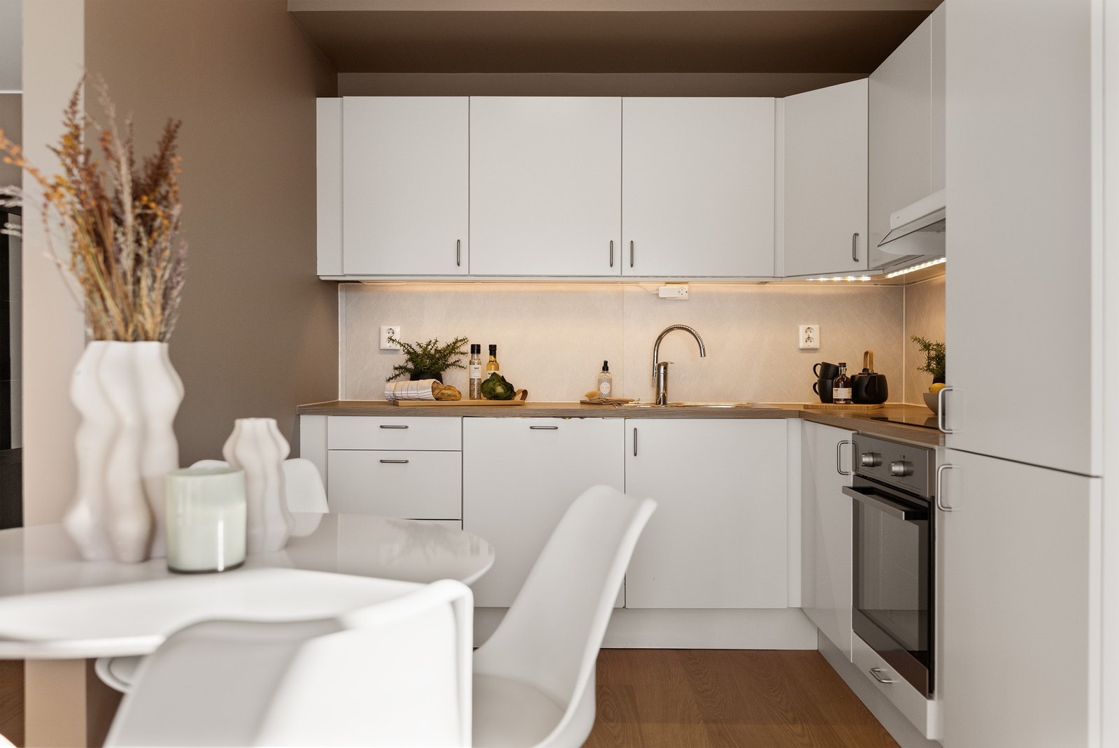 Åpen løsning mot stuen gir en sosial og luftig romfølelse Galleribilde