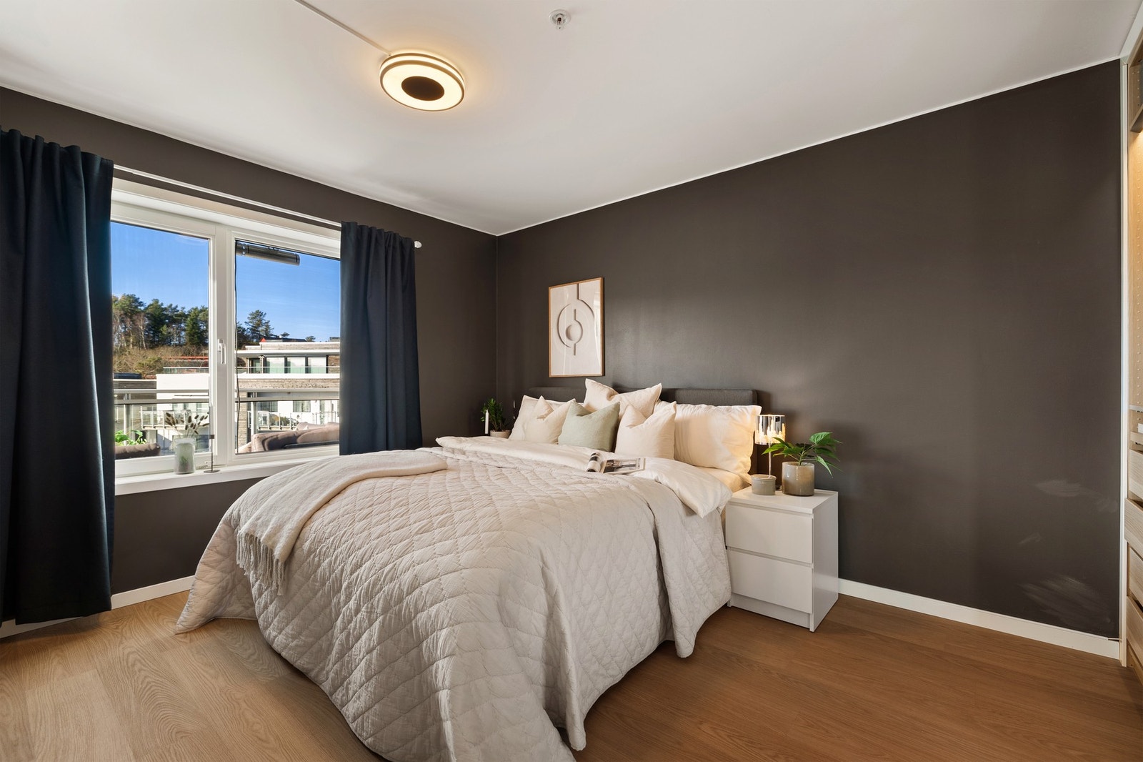 Romslig hovedsoverom med god plass til dobbeltseng og garderobe Galleribilde