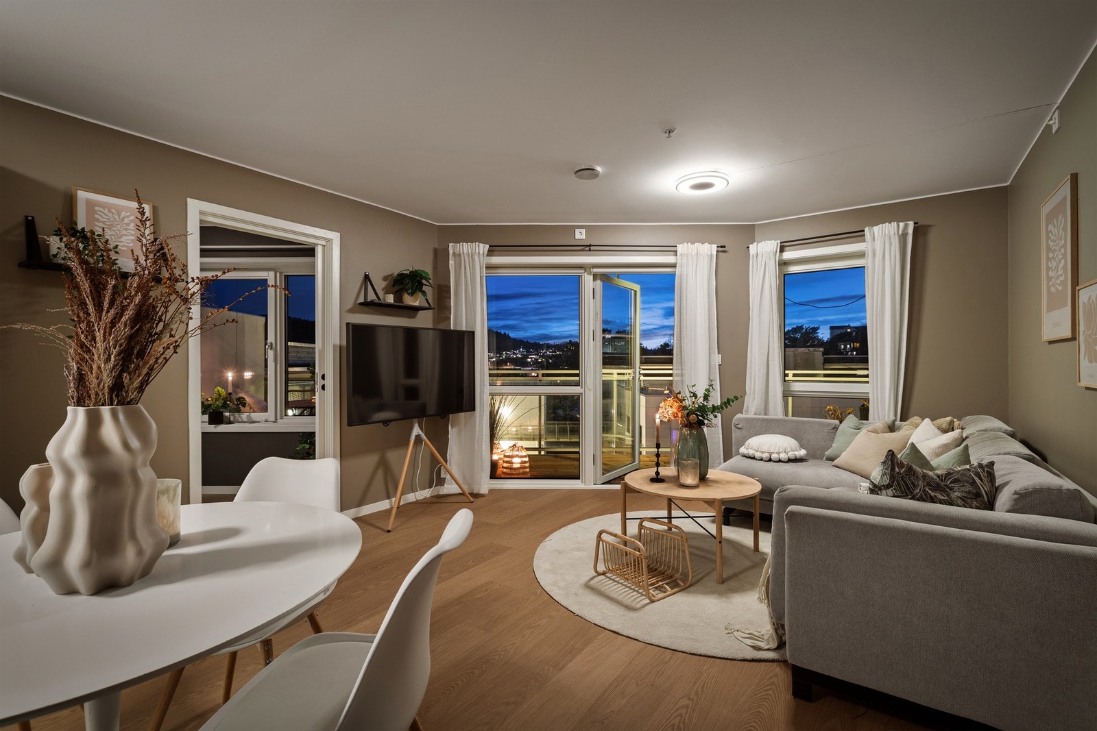 Moderne stue med gjennomgående god romfølelse Galleribilde