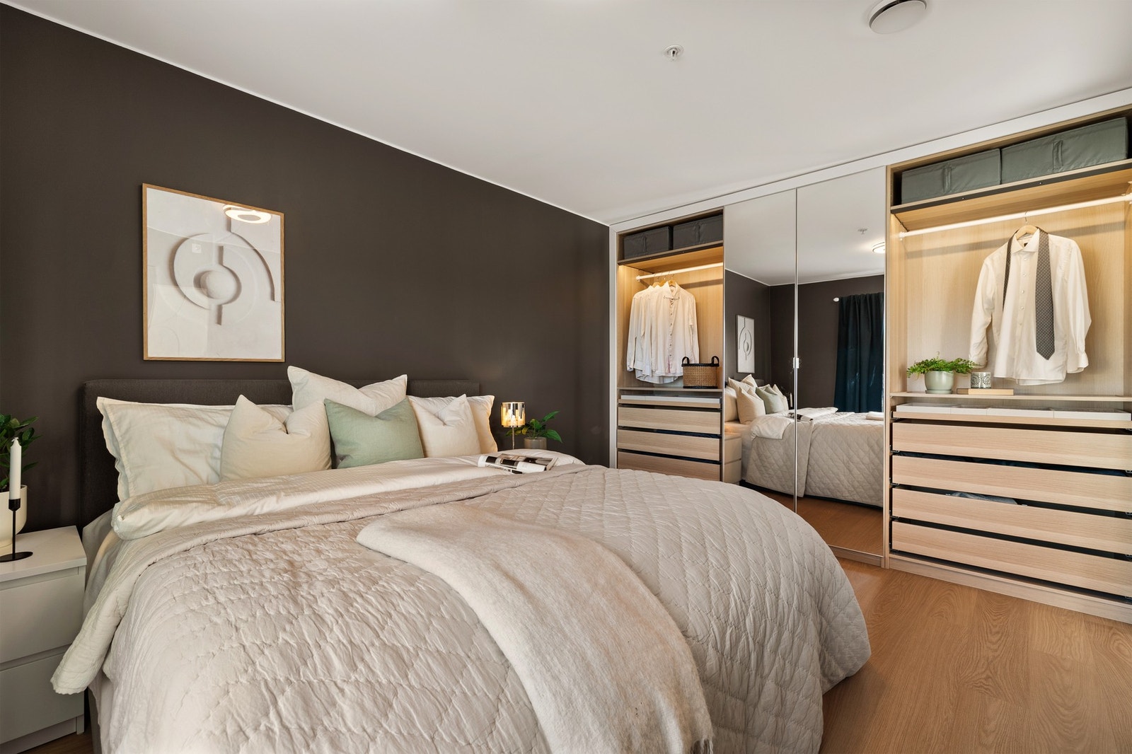 Gode oppbevarings- og møbleringsmuligheter på soverommene Galleribilde