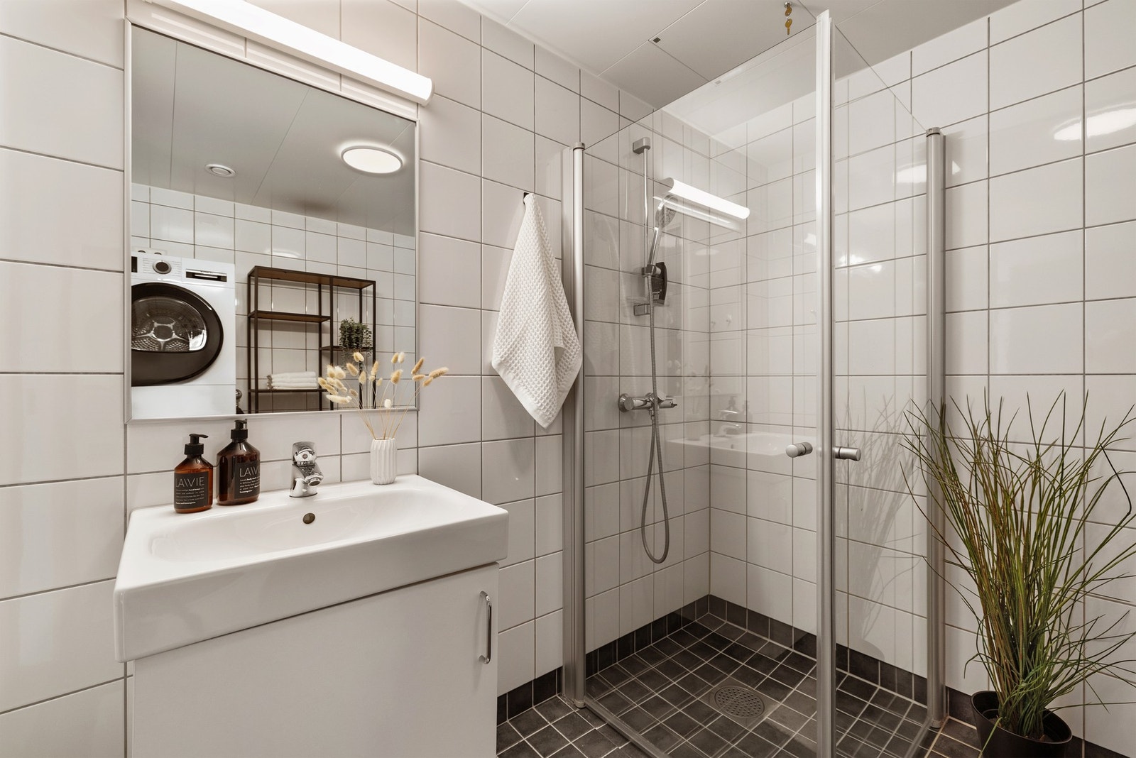 Stilrent bad med god plass og praktiske løsninger Galleribilde