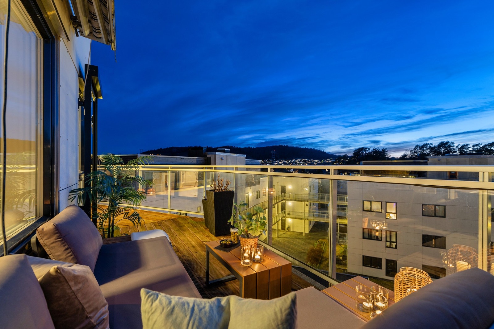 Balkongen fungerer som en naturlig forlengelse av oppholdsrommet Galleribilde