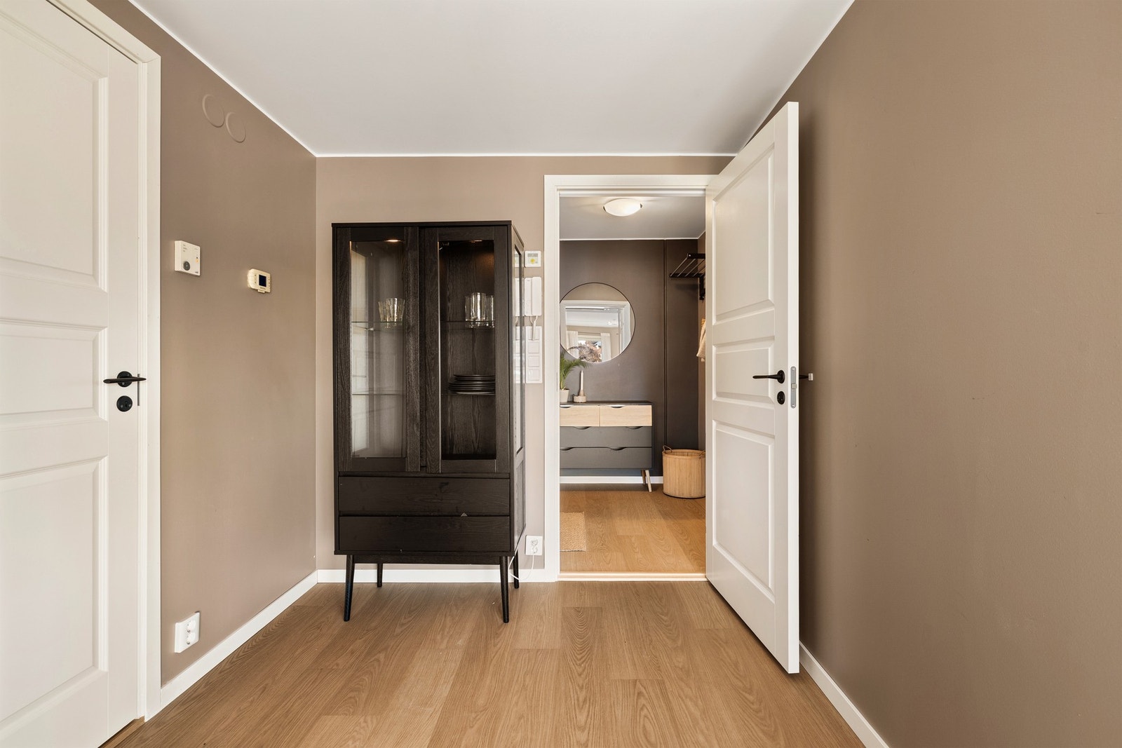 Praktisk gang med enkel adkomst til leilighetens rom Galleribilde