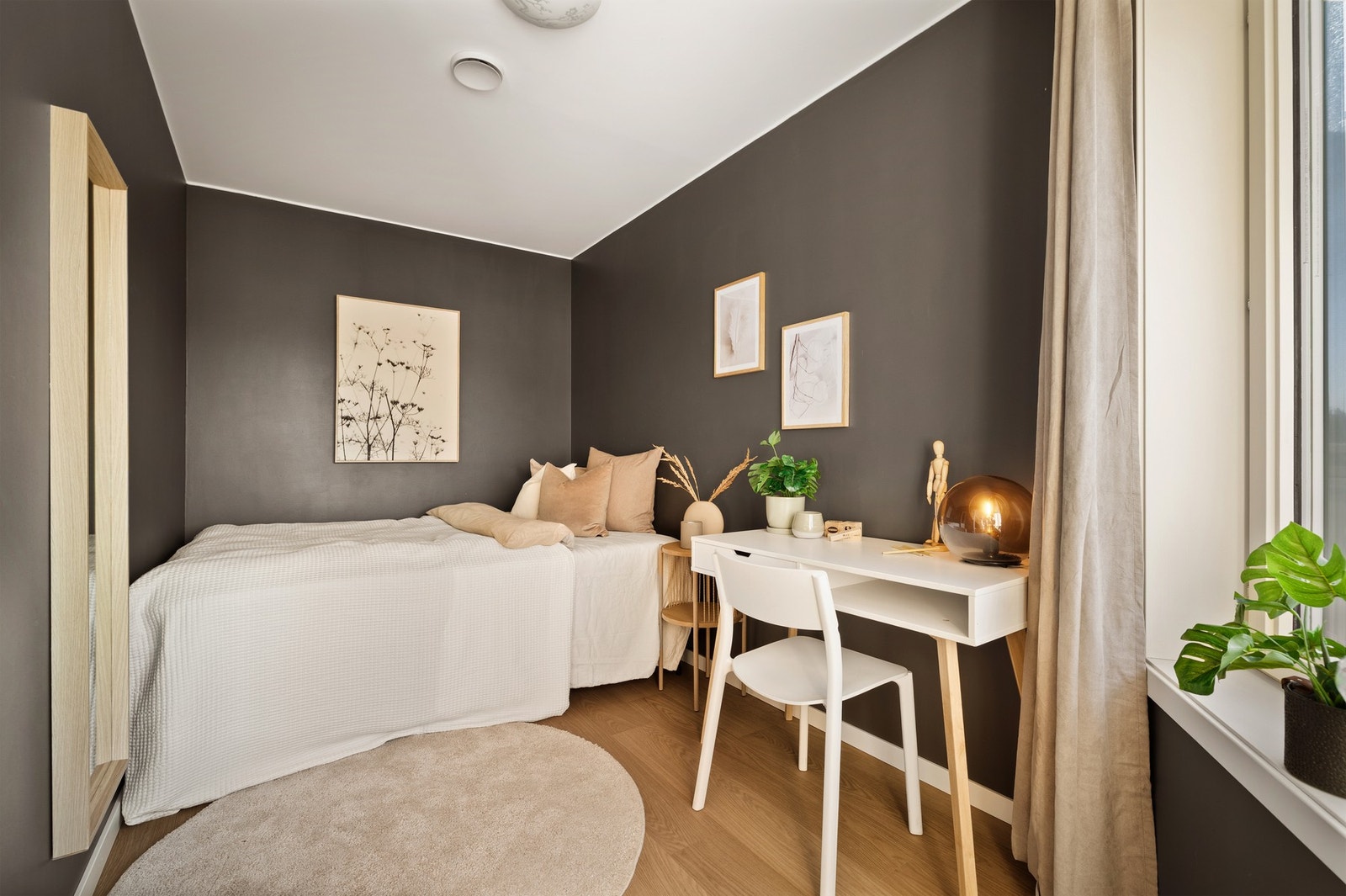 Soverommet har gode lysforhold og en rolig atmosfære Galleribilde