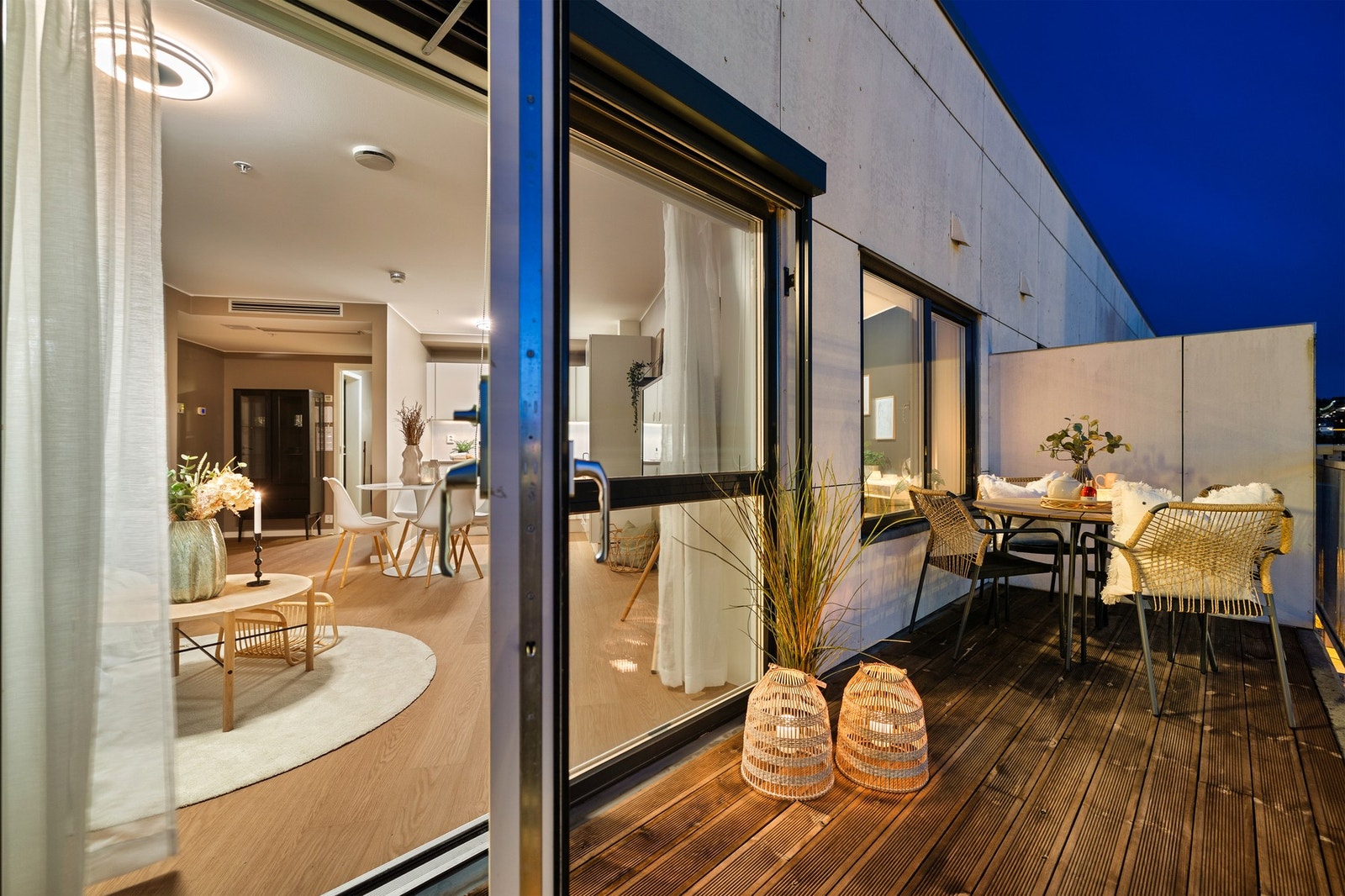 Luftig toppleilighet med attraktiv hjørneplassering og rikelig lysinnslipp Galleribilde