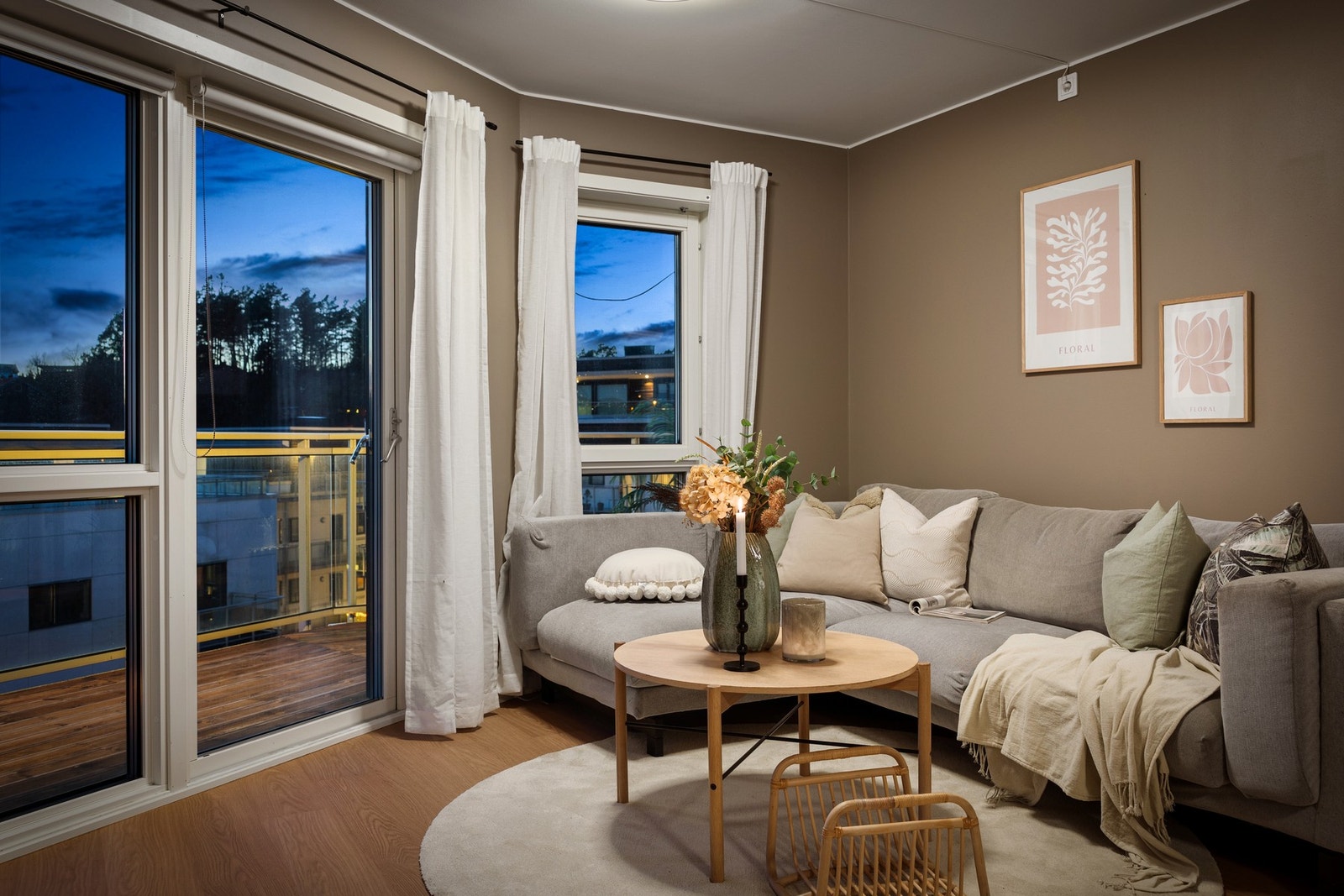 Store vindusflater gir rikelig med naturlig lys i oppholdsrommet Galleribilde