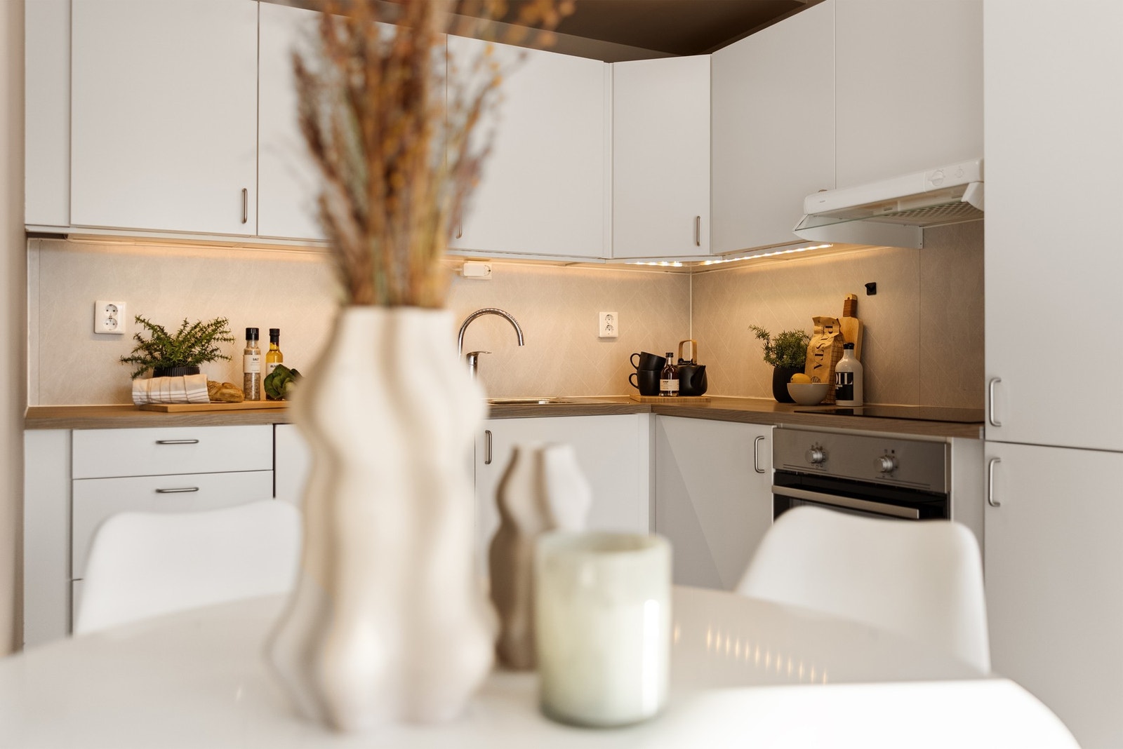 Moderne kjøkken med stilrene fronter og integrerte hvitevarer Galleribilde