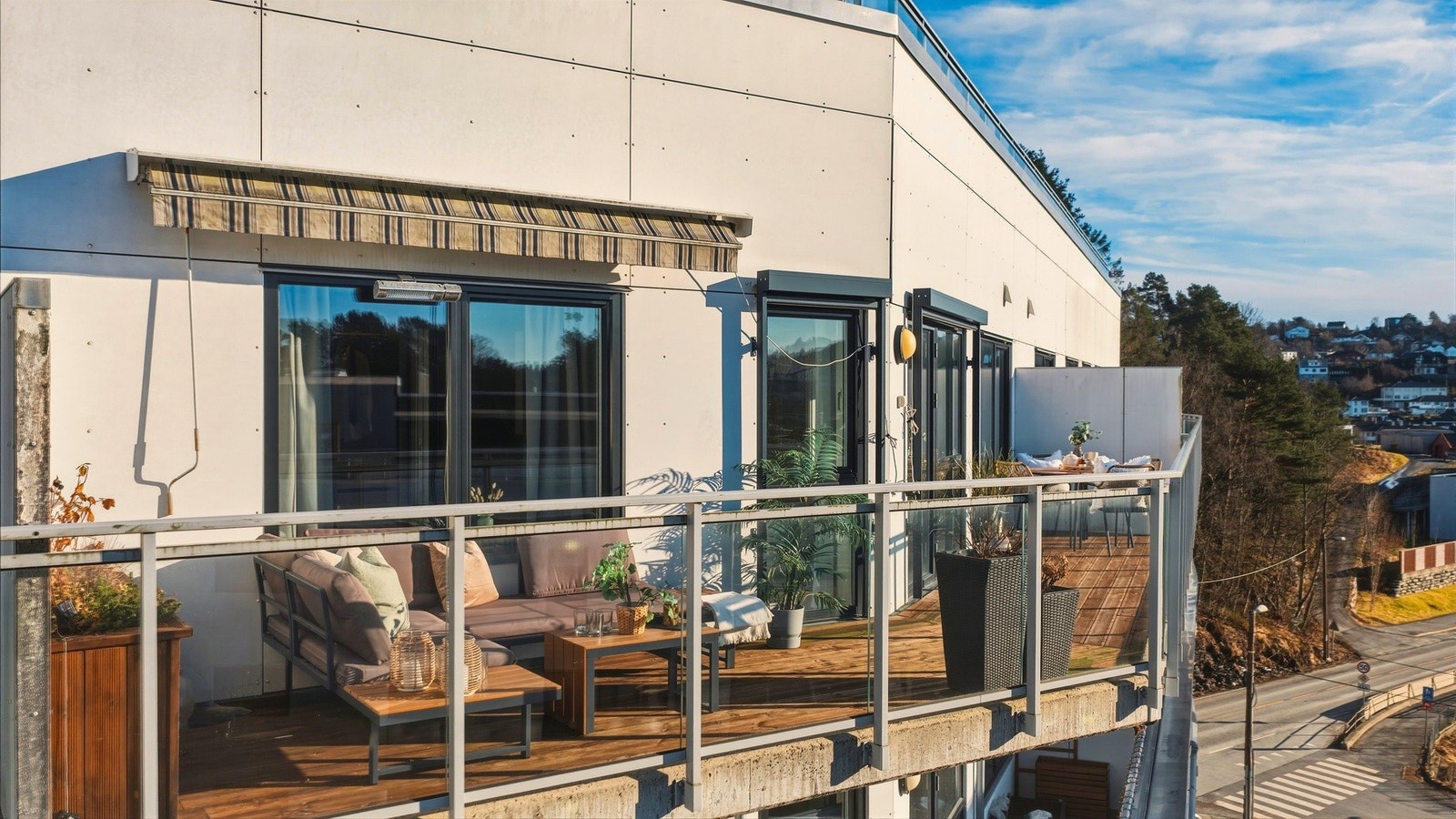 Balkongen har en attraktiv størrelse som gir fleksible bruksmuligheter Galleribilde