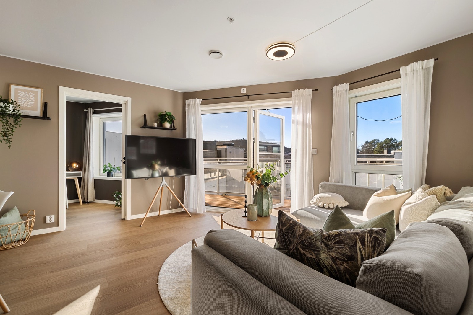 Moderne stue med gjennomgående god romfølelse Galleribilde