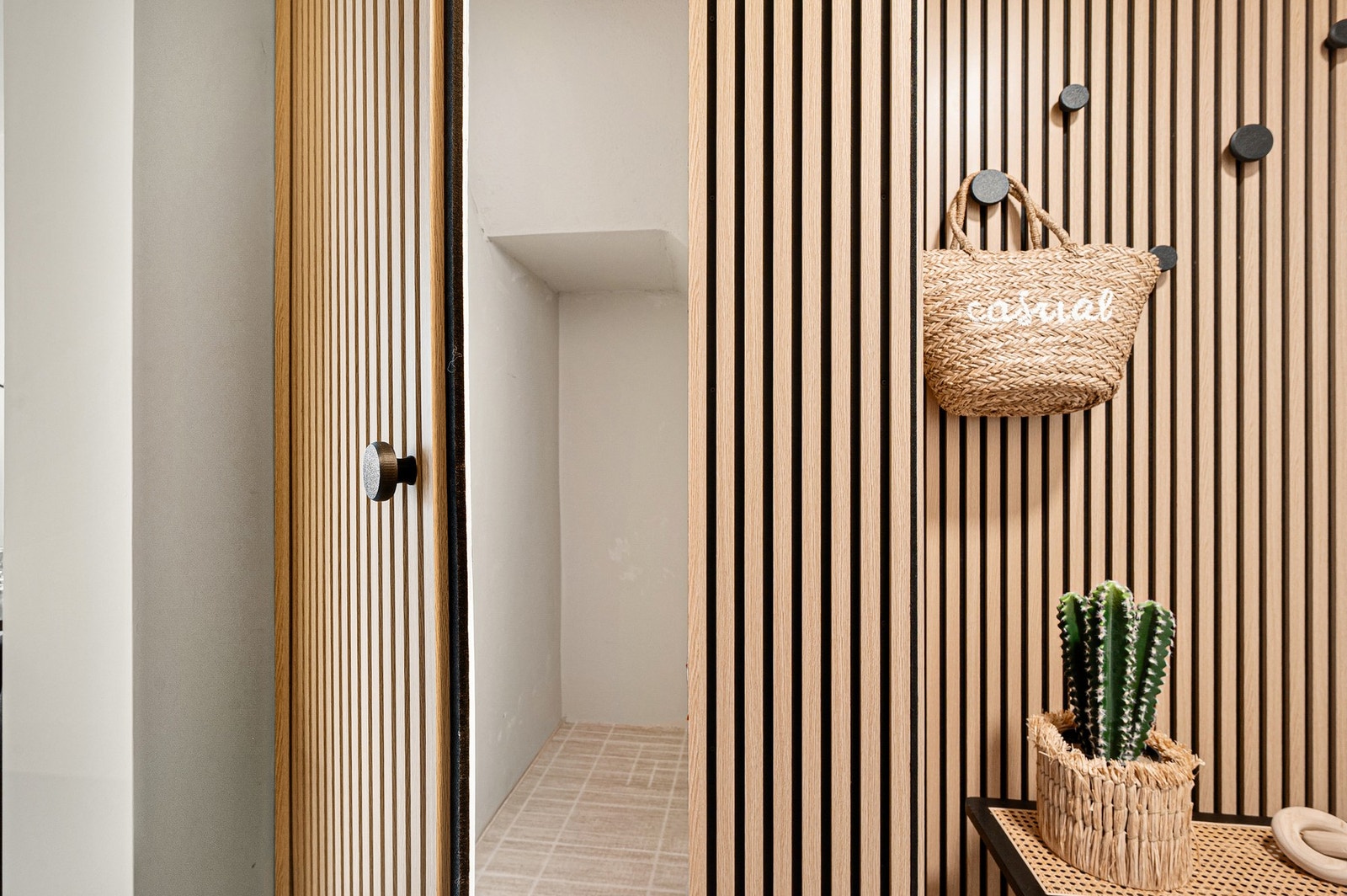 Praktisk oppbevaringsrom i entrè. Galleribilde