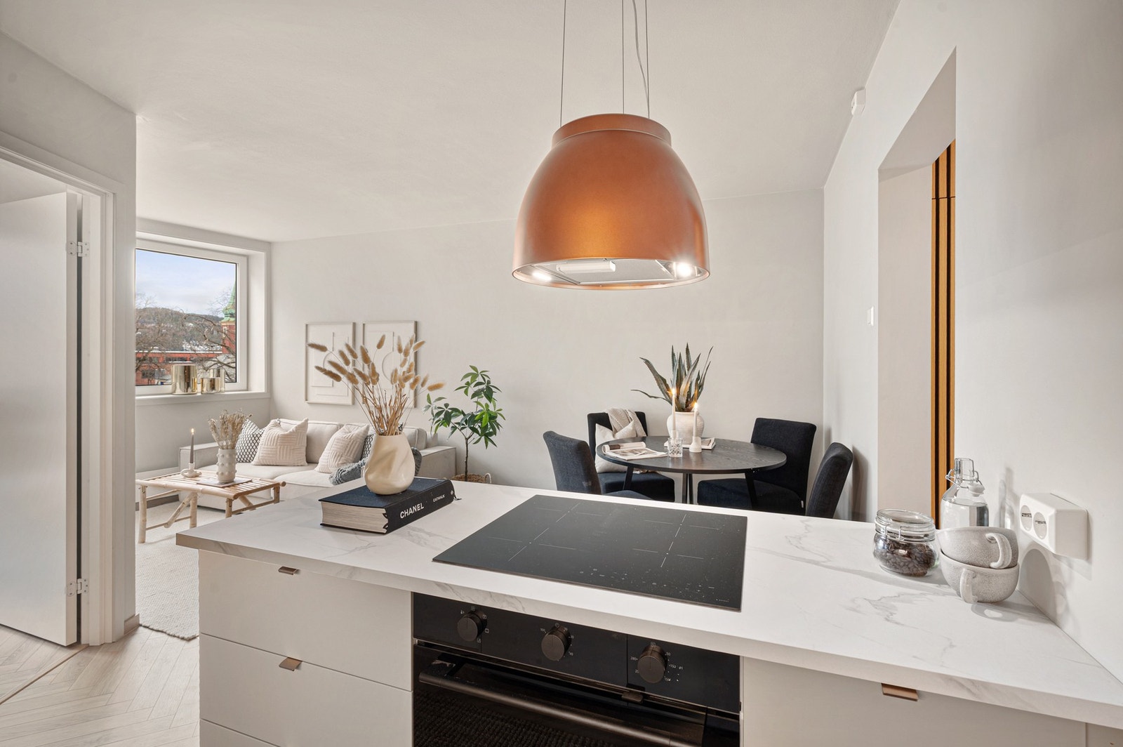 Praktisk kjøkkenøy som gir et naturlig skille mellom stue og kjøkken. Galleribilde