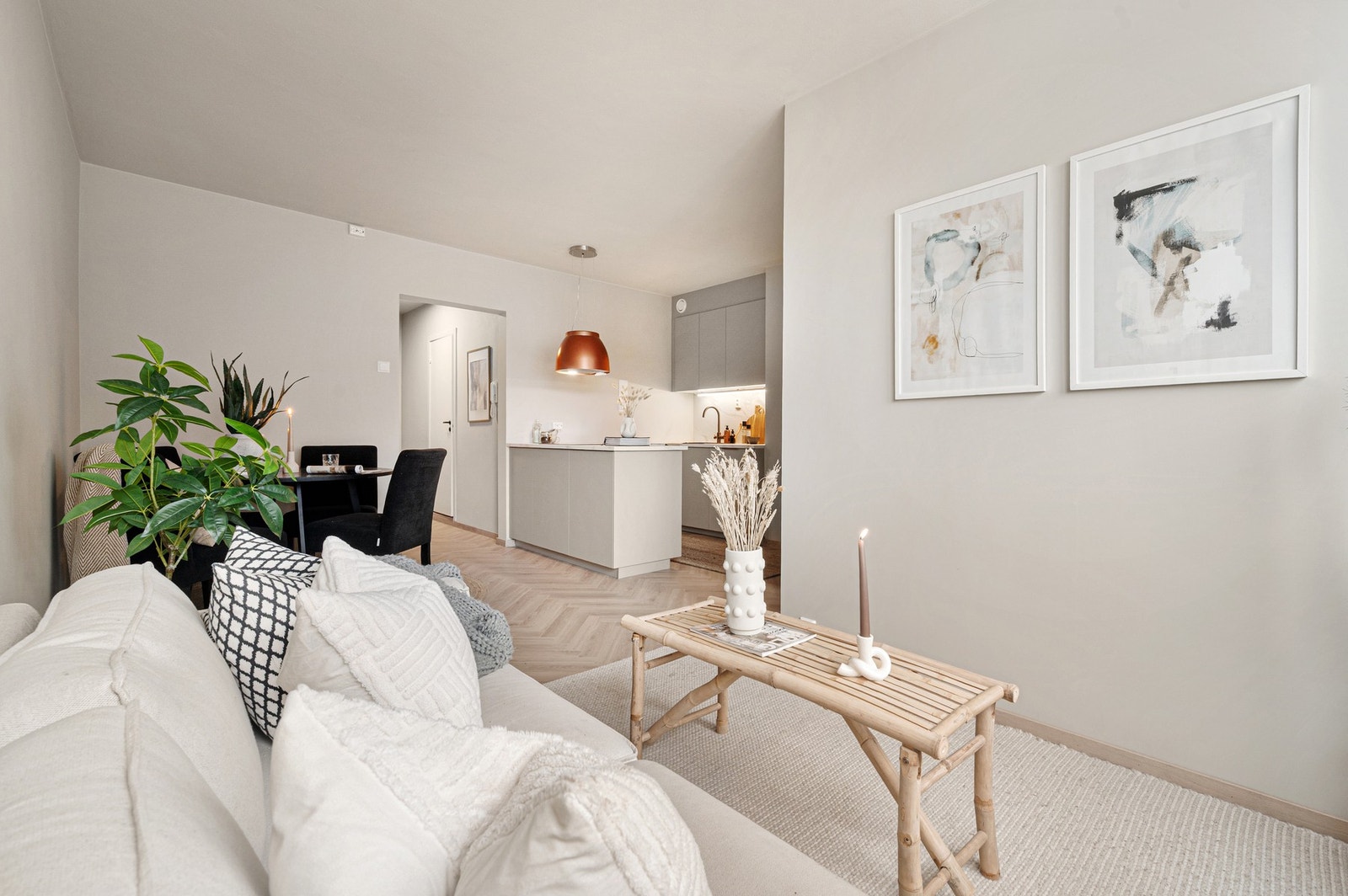 Her får du stilige materialvalg, blant annet gulv i fiskebeinmønster. Galleribilde