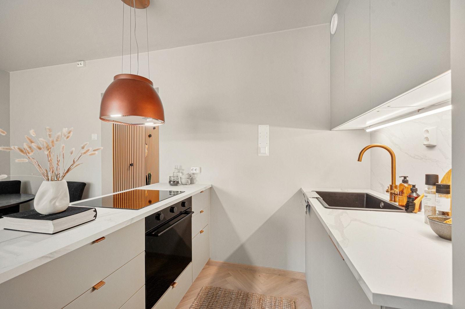 Kjøkkenet har integrert platetopp, stekeovn, kjøl/fryseskap og oppvaskmaskin. Galleribilde