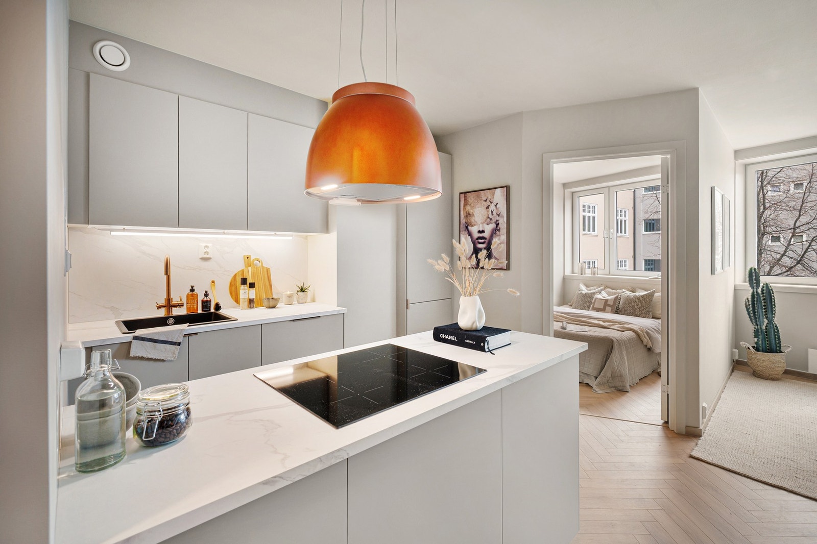 Stilig kjøkkenvifte over platetoppen på kjøkkenet. Galleribilde