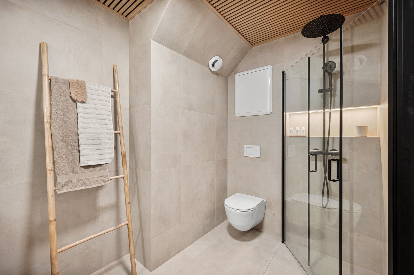 Stilsikkert baderom fra 2026 i nydelige detaljer. Galleribilde